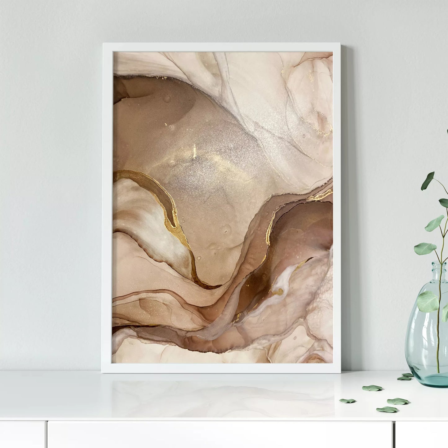 ベージュと金箔の大理石風アート、流動的な曲線が織りなす抽象画