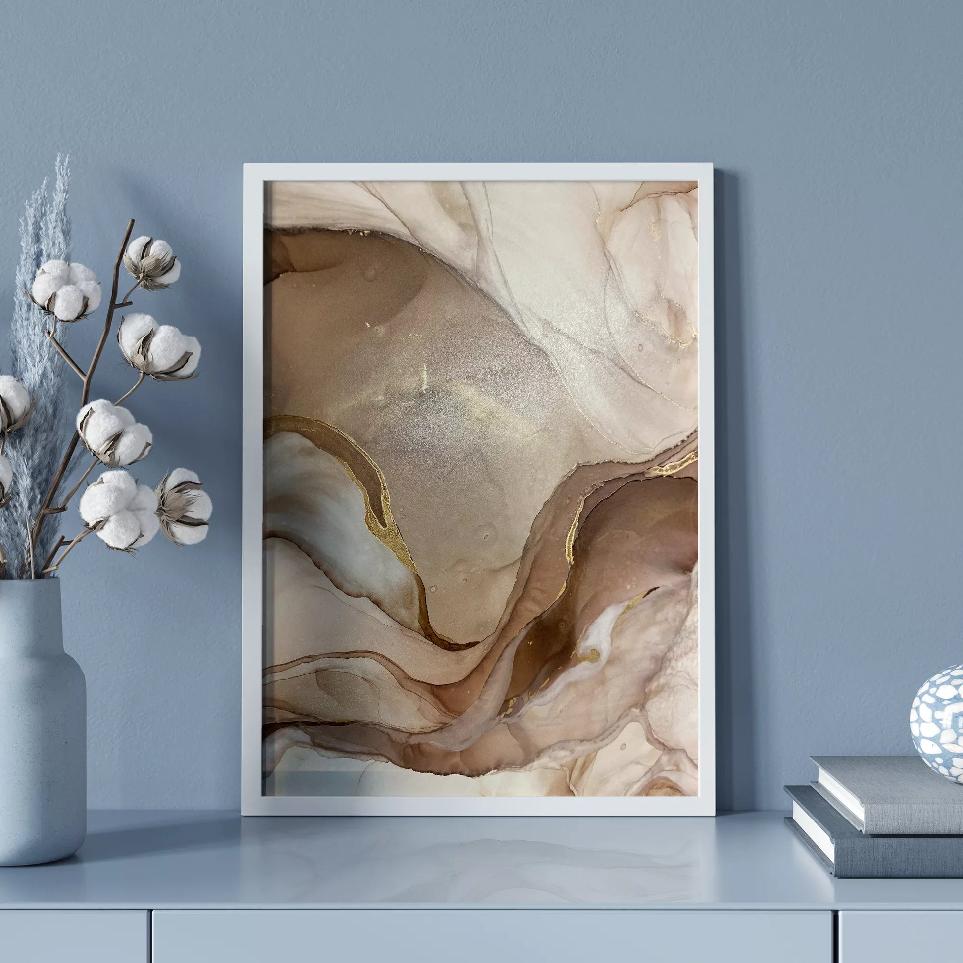 ベージュと金箔の大理石風アート、流動的な曲線が織りなす抽象画
