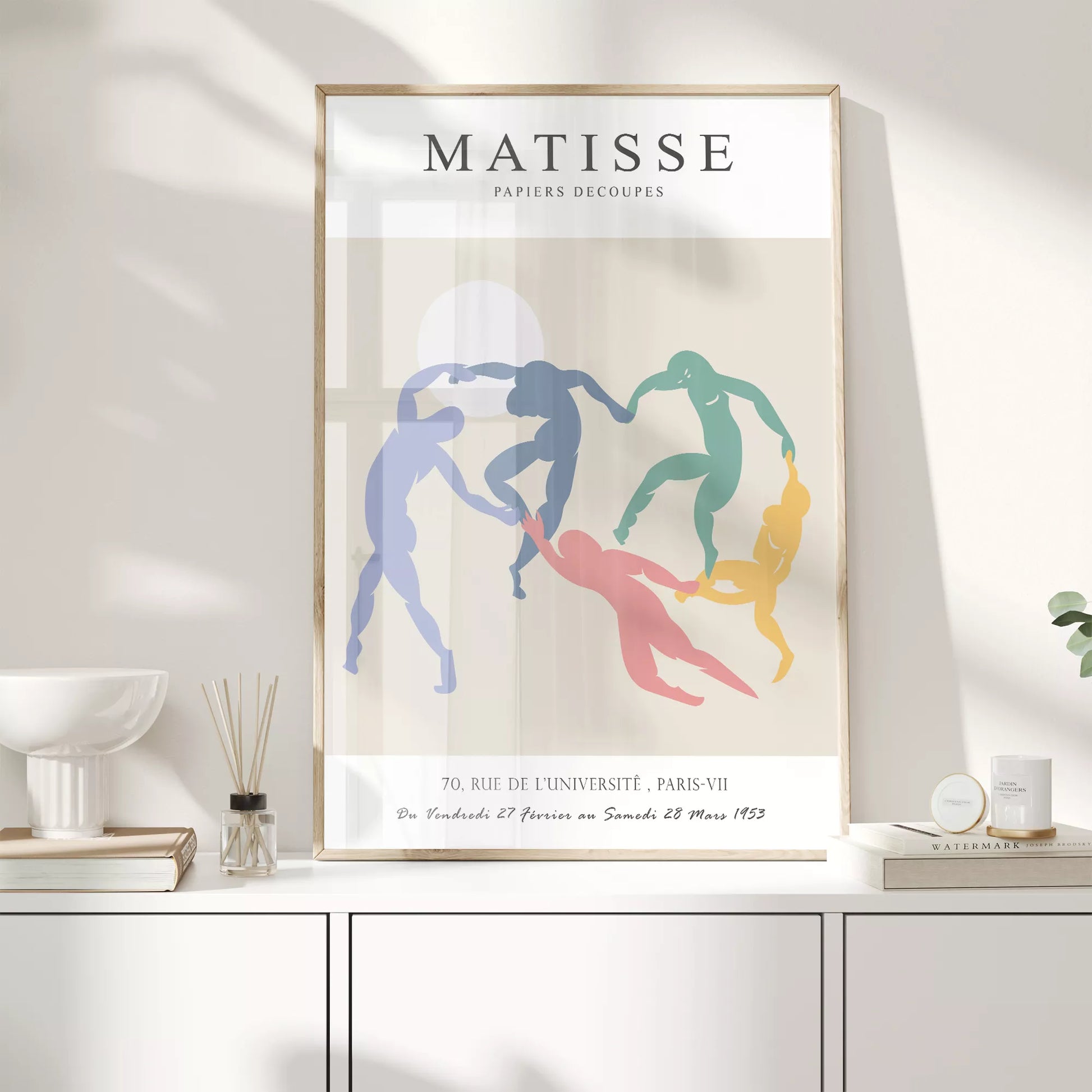 マティスのダンスをモチーフにしたペーパーカット作品。パステルカラーの踊る人物のシルエット