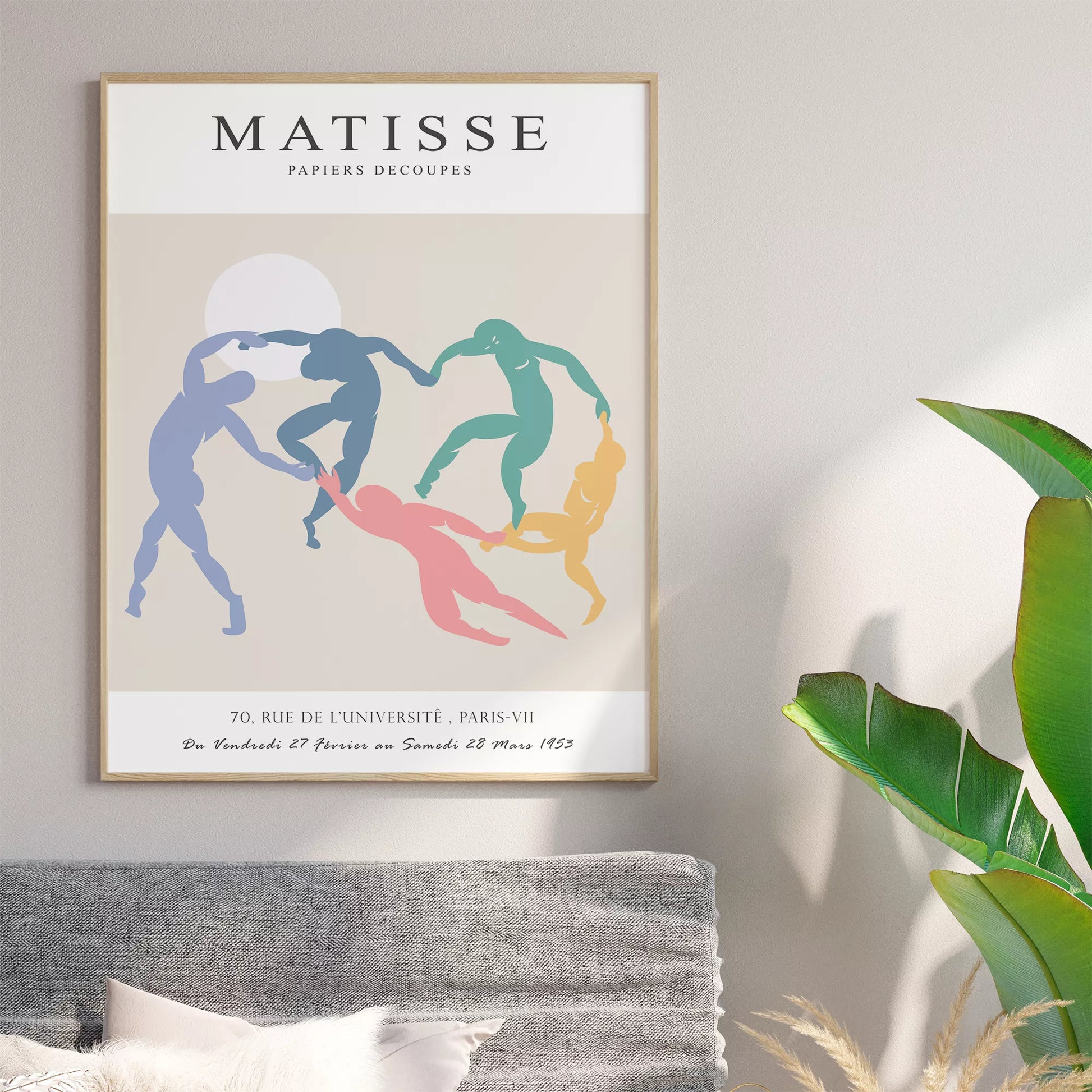 マティスのダンスをモチーフにしたペーパーカット作品。パステルカラーの踊る人物のシルエット