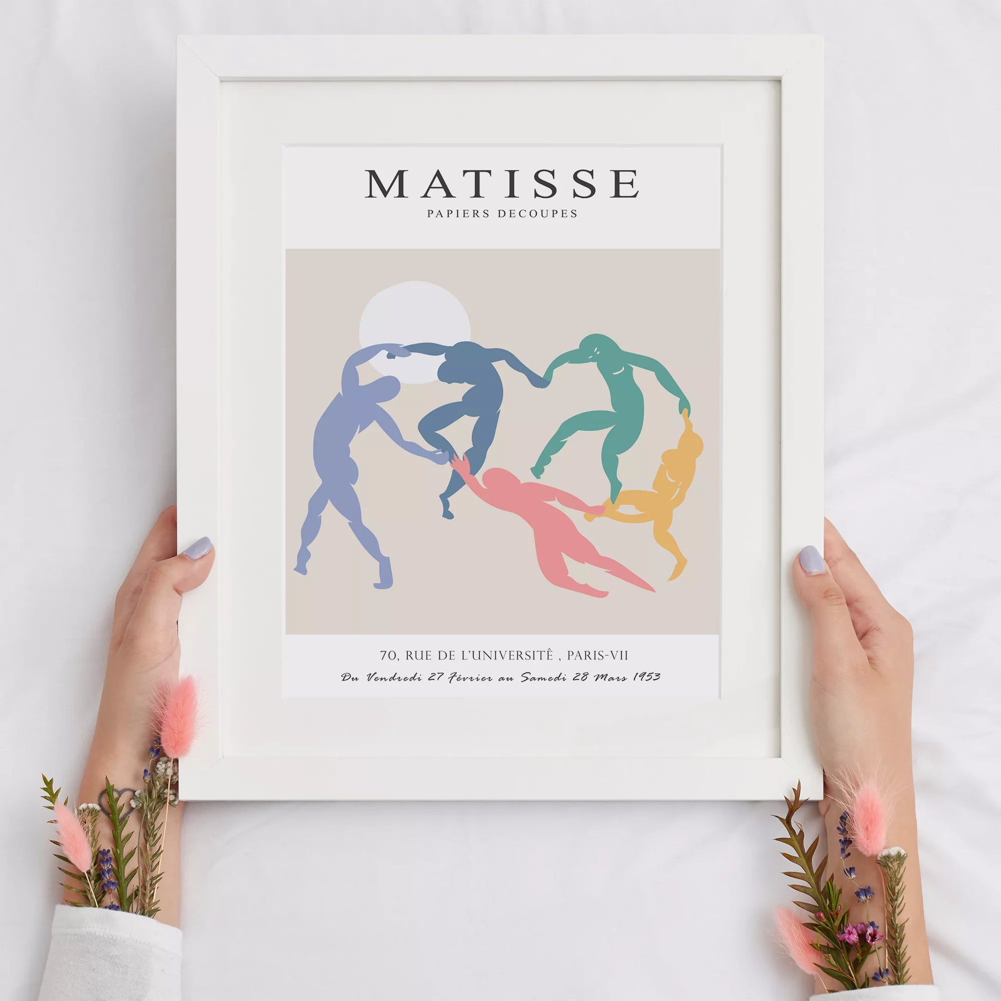 マティスのダンスをモチーフにしたペーパーカット作品。パステルカラーの踊る人物のシルエット