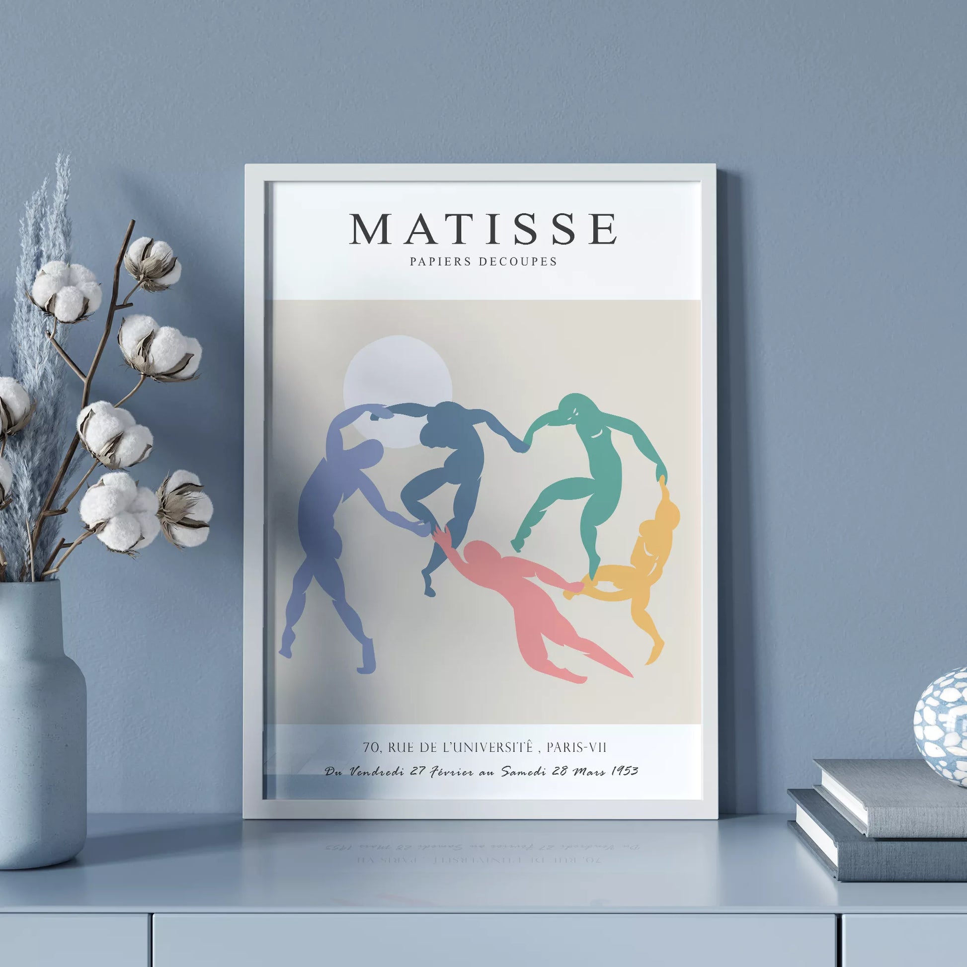 マティスのダンスをモチーフにしたペーパーカット作品。パステルカラーの踊る人物のシルエット