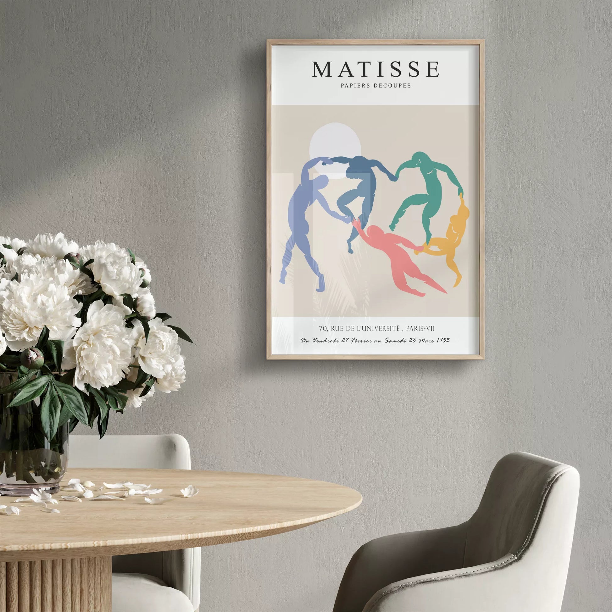 マティスのダンスをモチーフにしたペーパーカット作品。パステルカラーの踊る人物のシルエット