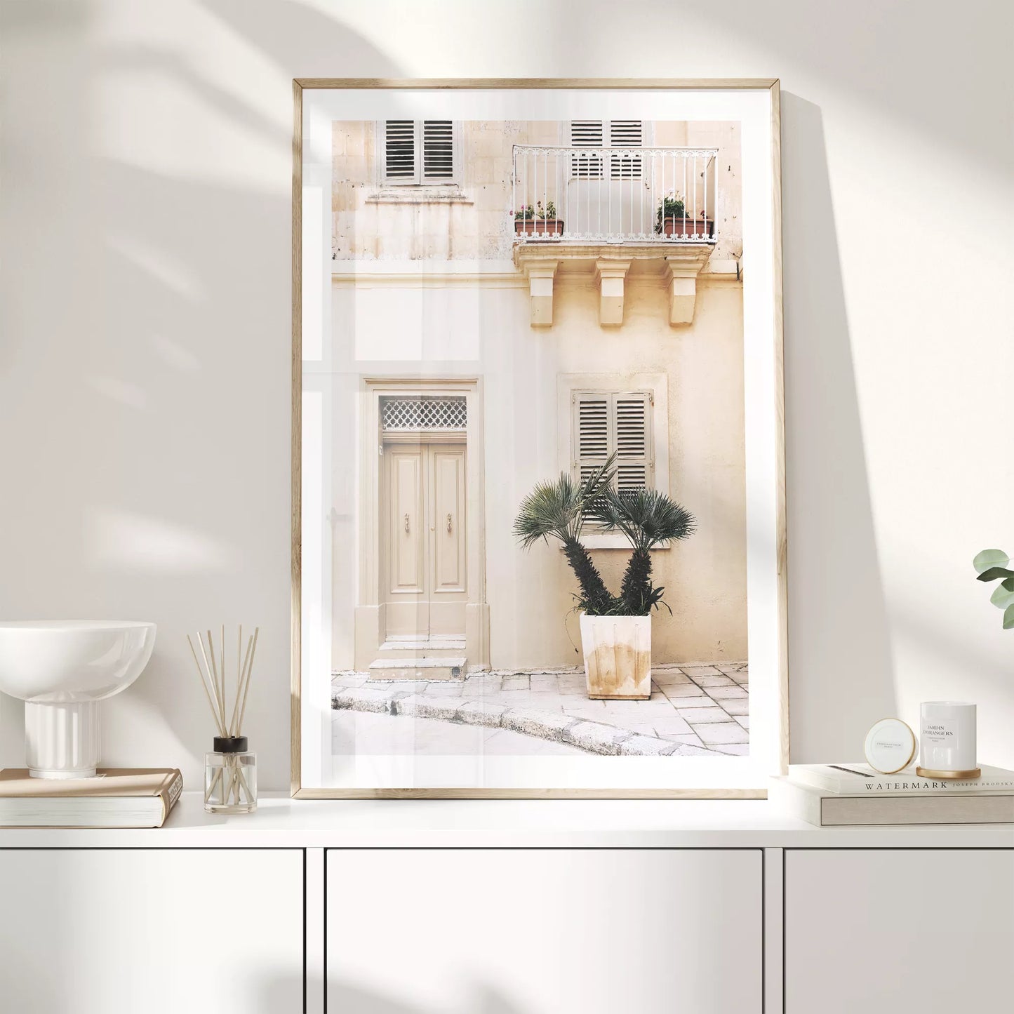 地中海風ベージュ建築とヤシの木のアートプリント