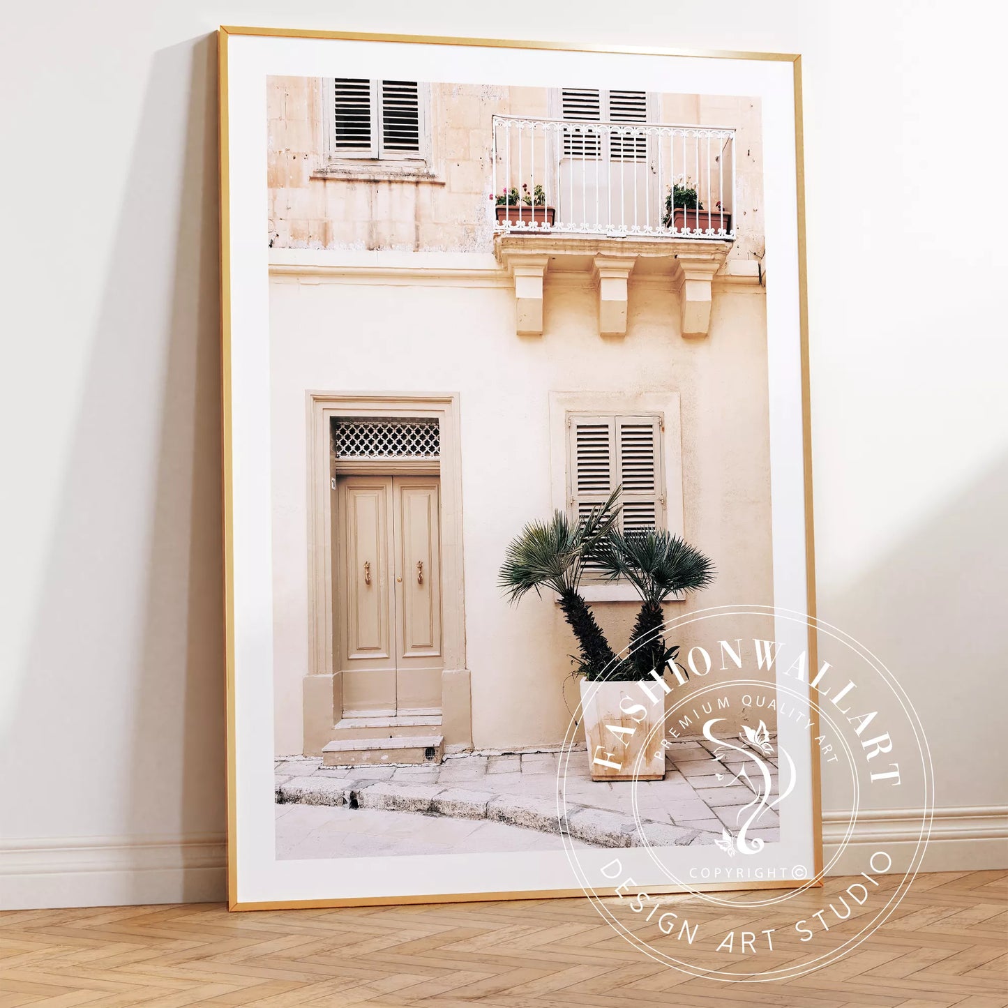 地中海風ベージュ建築とヤシの木のアートプリント
