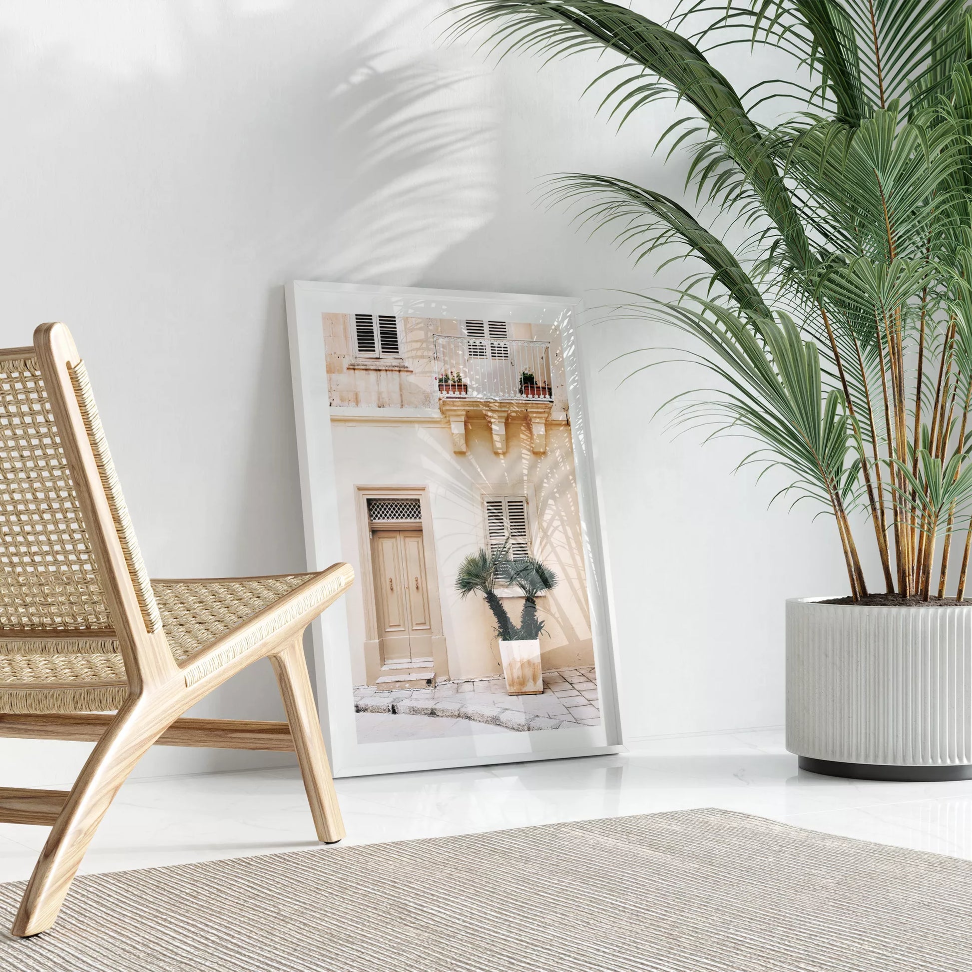 地中海風ベージュ建築とヤシの木のアートプリント