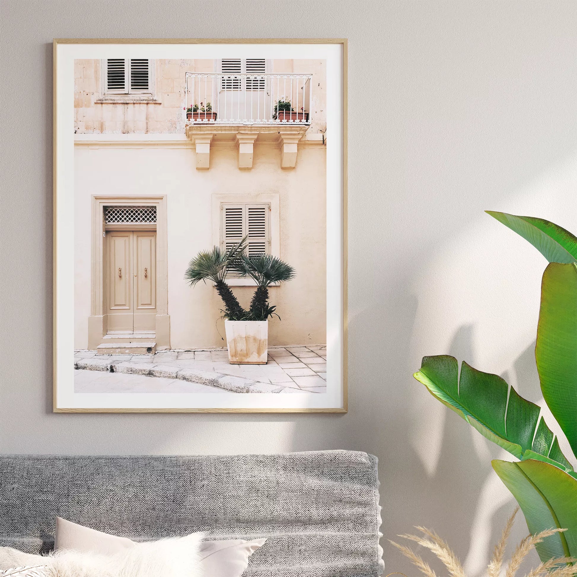 地中海風ベージュ建築とヤシの木のアートプリント