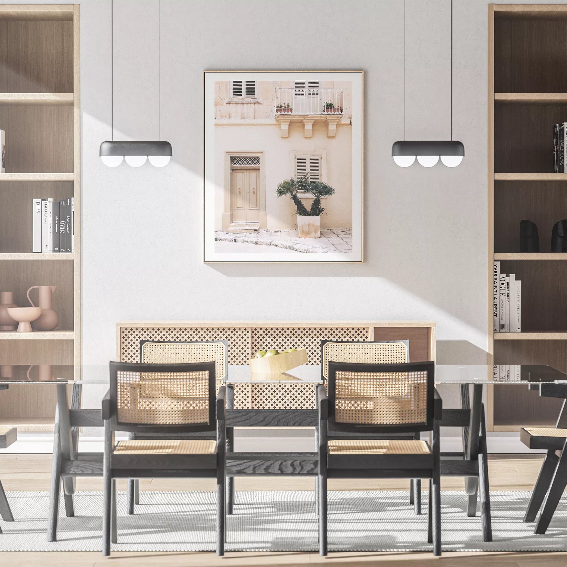 地中海風ベージュ建築とヤシの木のアートプリント