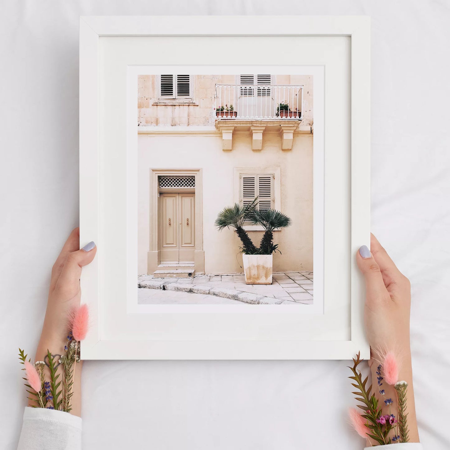 地中海風ベージュ建築とヤシの木のアートプリント