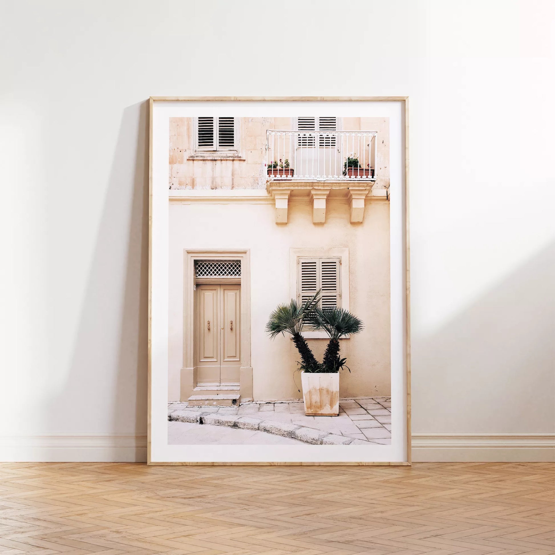 地中海風ベージュ建築とヤシの木のアートプリント