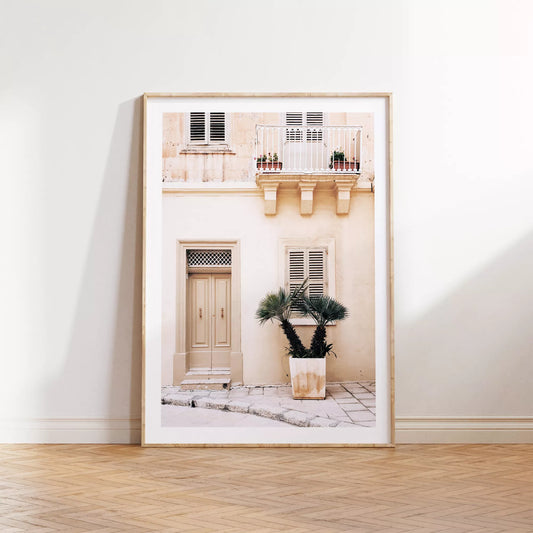 地中海風ベージュ建築とヤシの木のアートプリント