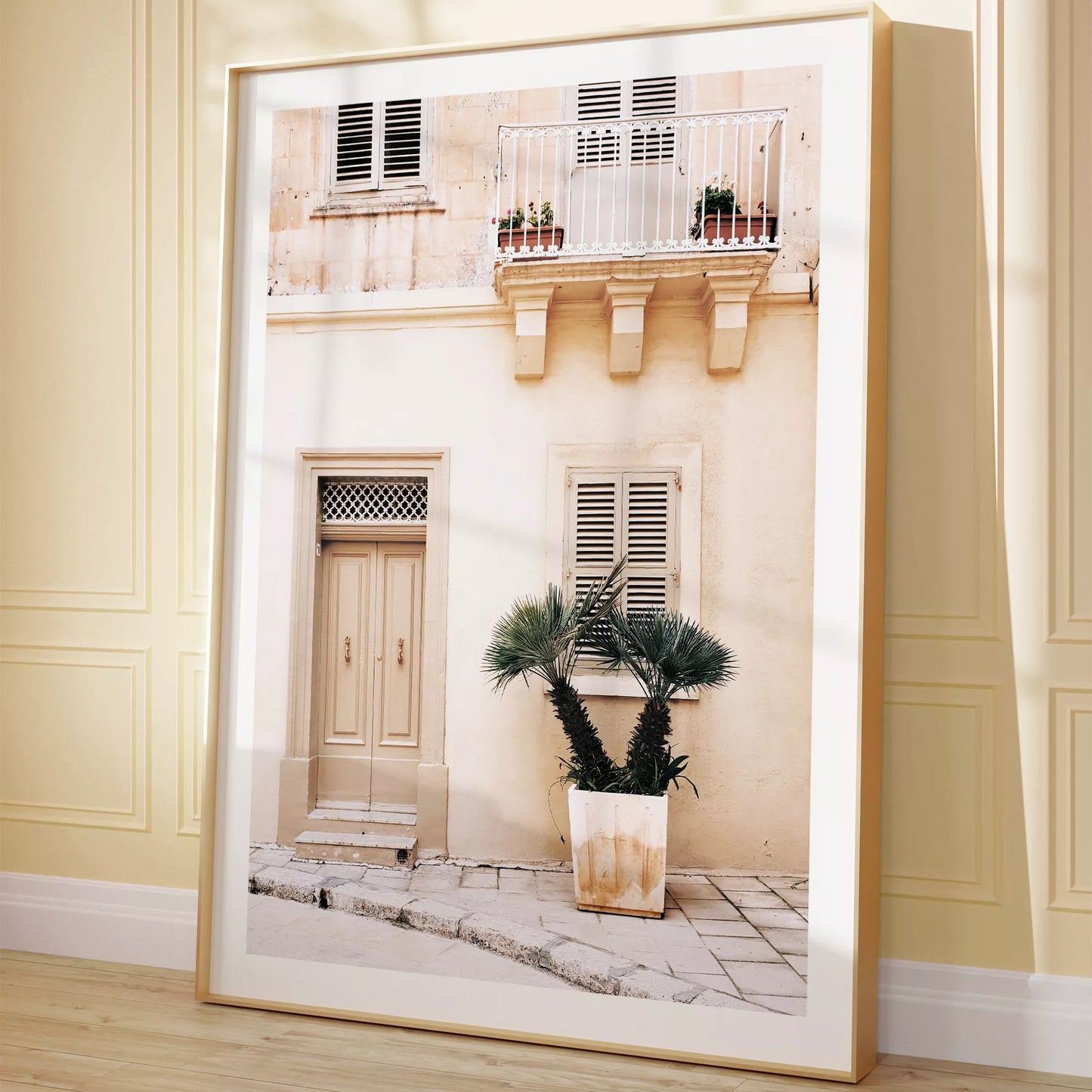 地中海風ベージュ建築とヤシの木のアートプリント