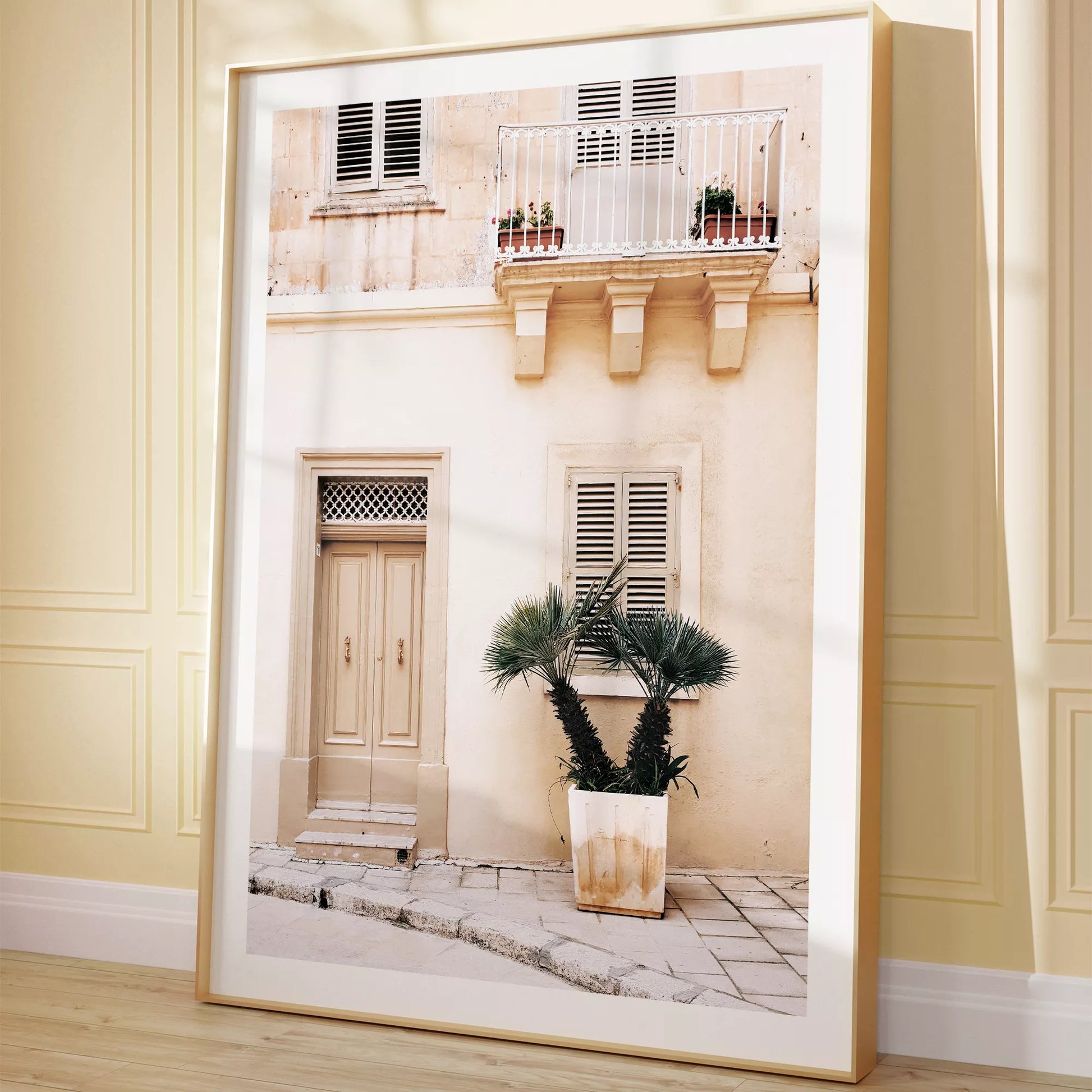 地中海風ベージュ建築とヤシの木のアートプリント