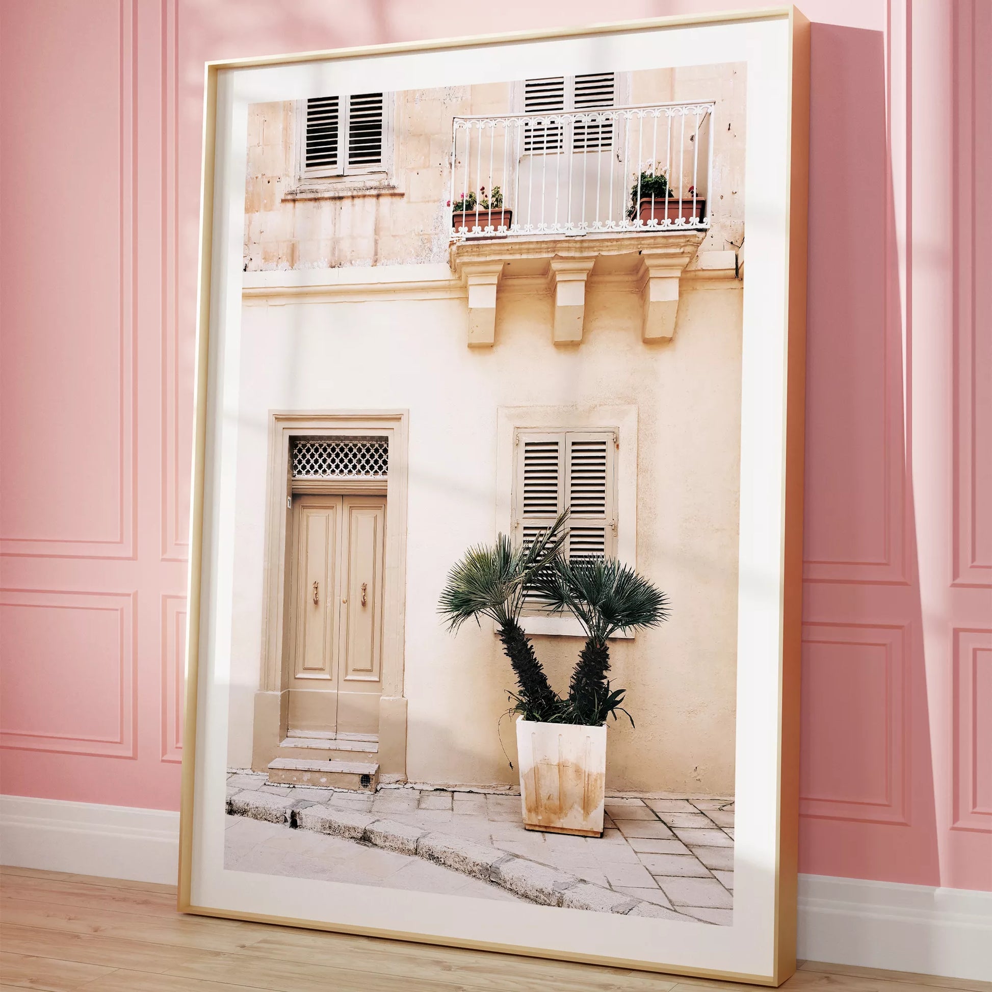 地中海風ベージュ建築とヤシの木のアートプリント