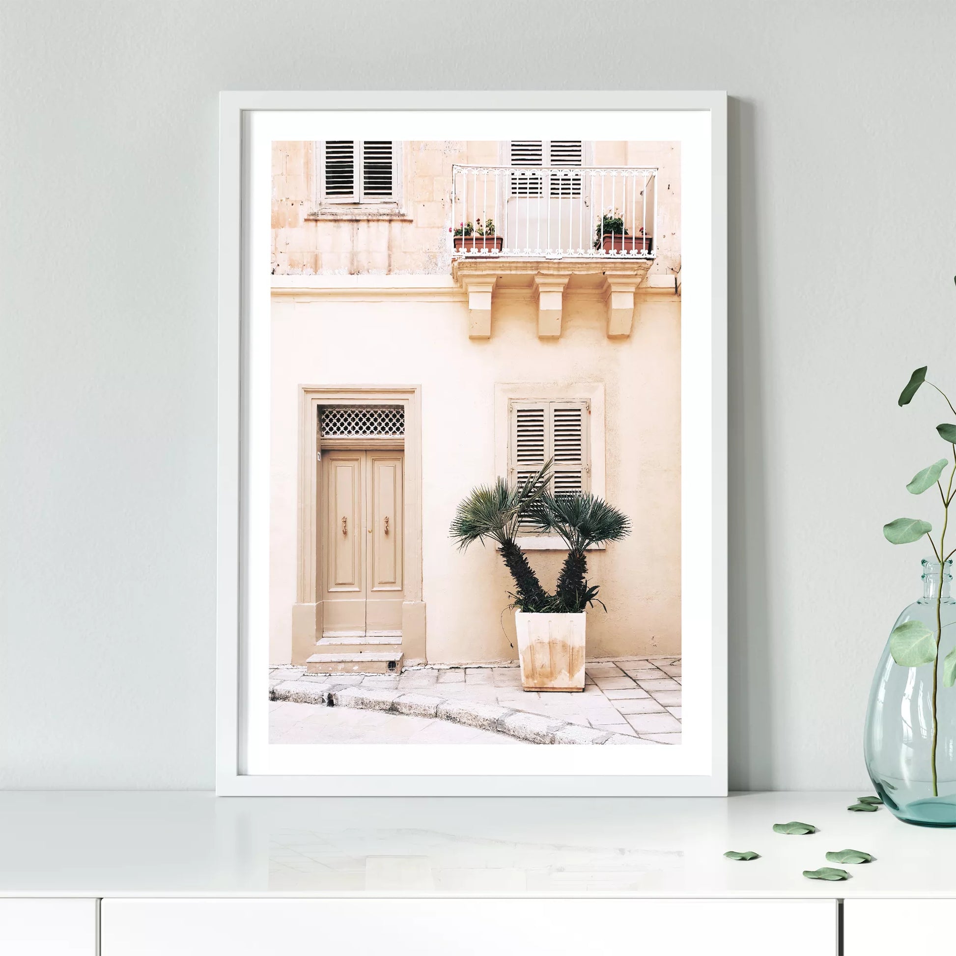 地中海風ベージュ建築とヤシの木のアートプリント