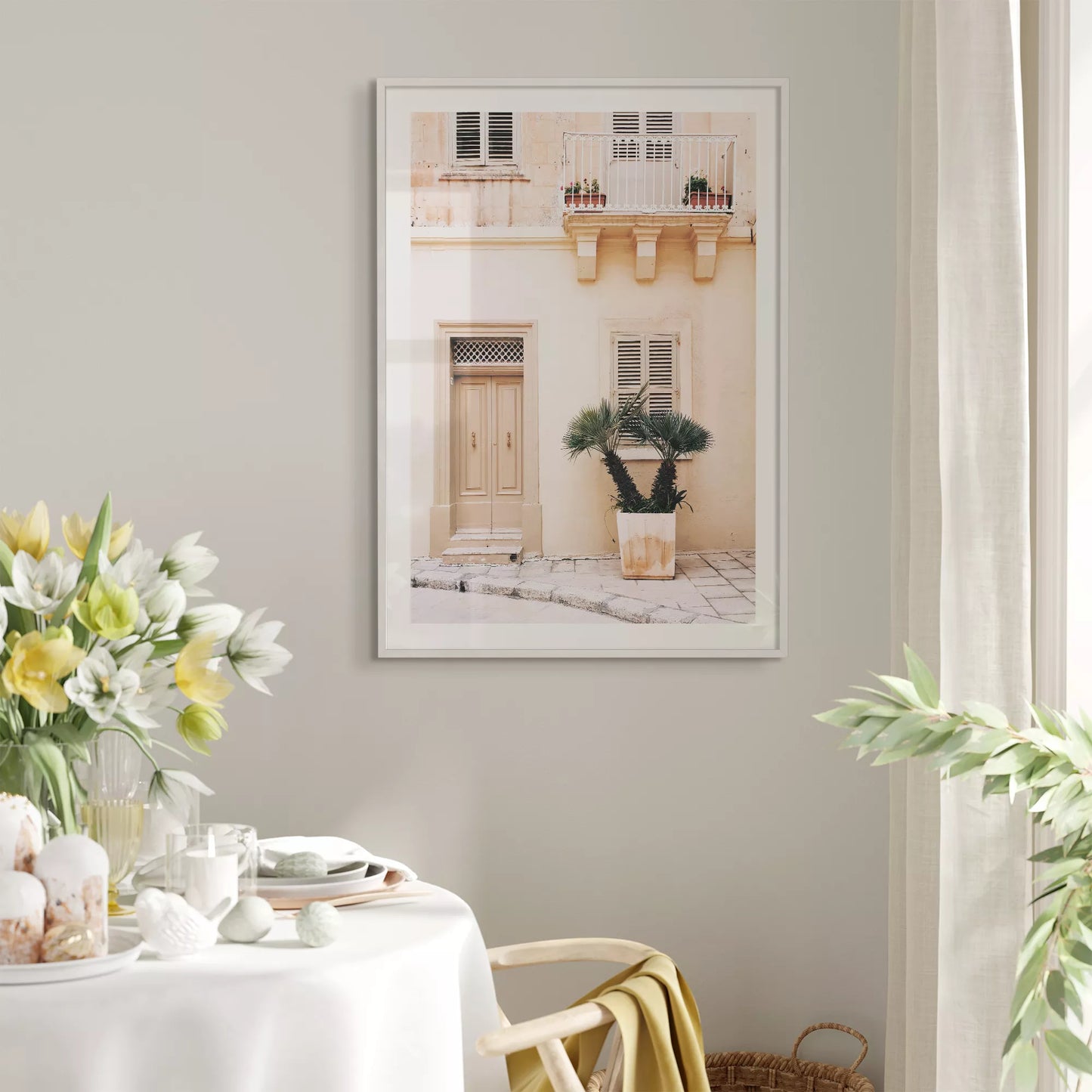 地中海風ベージュ建築とヤシの木のアートプリント