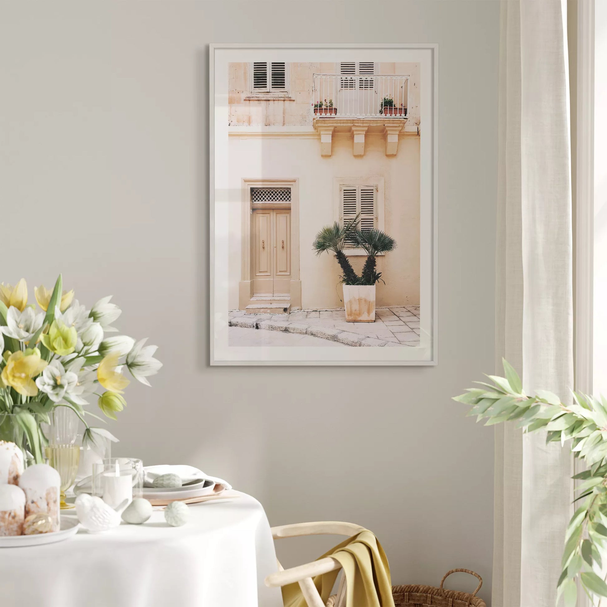 地中海風ベージュ建築とヤシの木のアートプリント