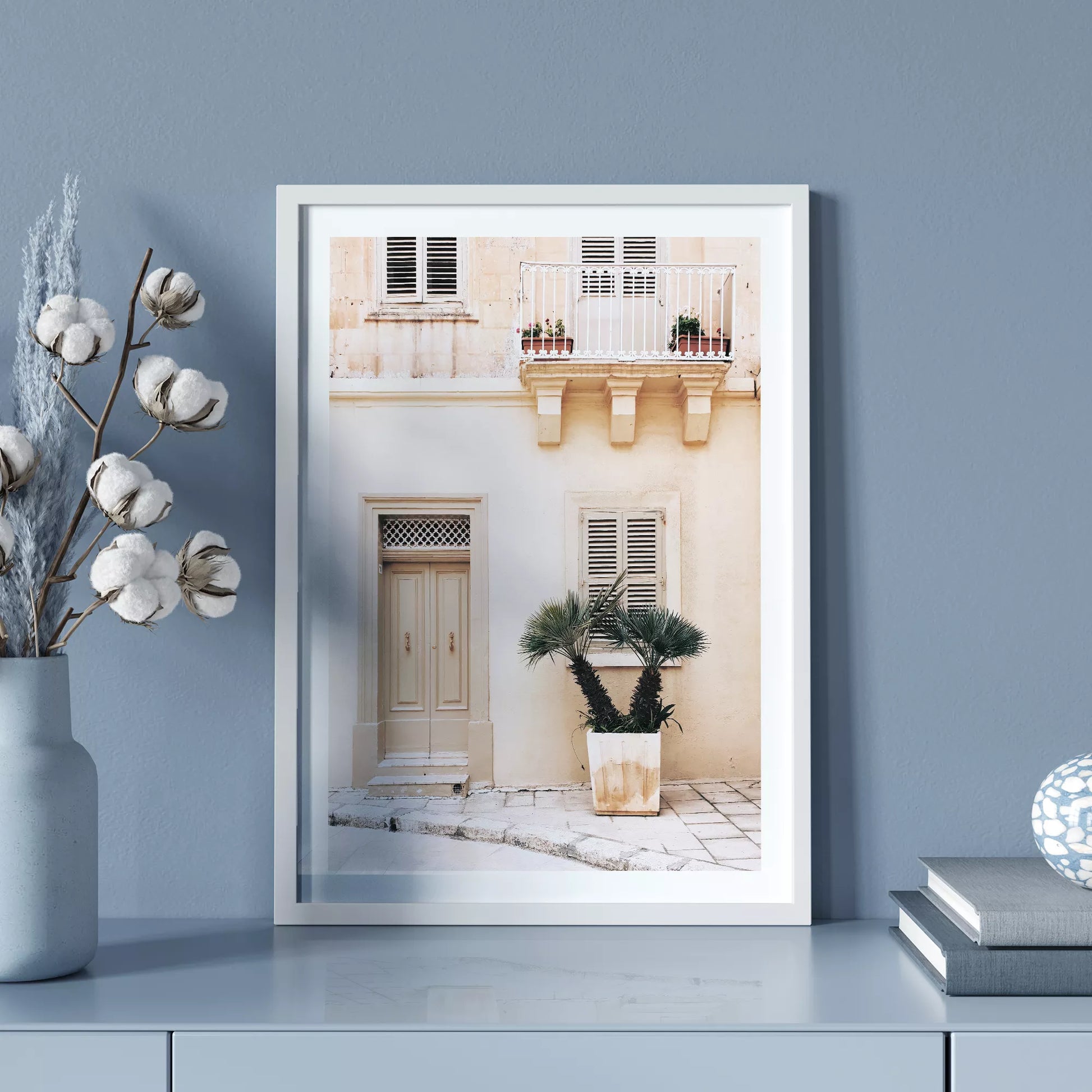 地中海風ベージュ建築とヤシの木のアートプリント