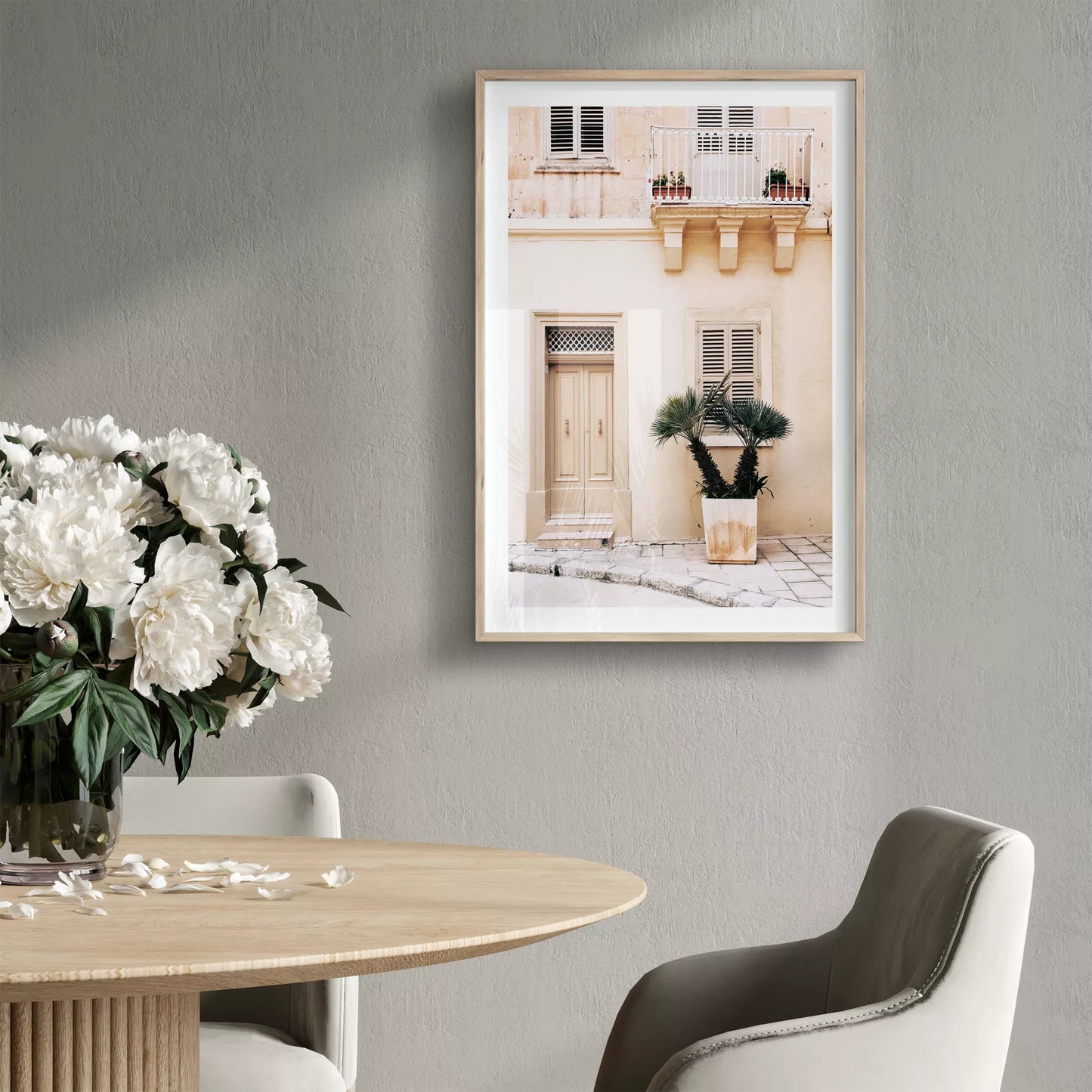 地中海風ベージュ建築とヤシの木のアートプリント