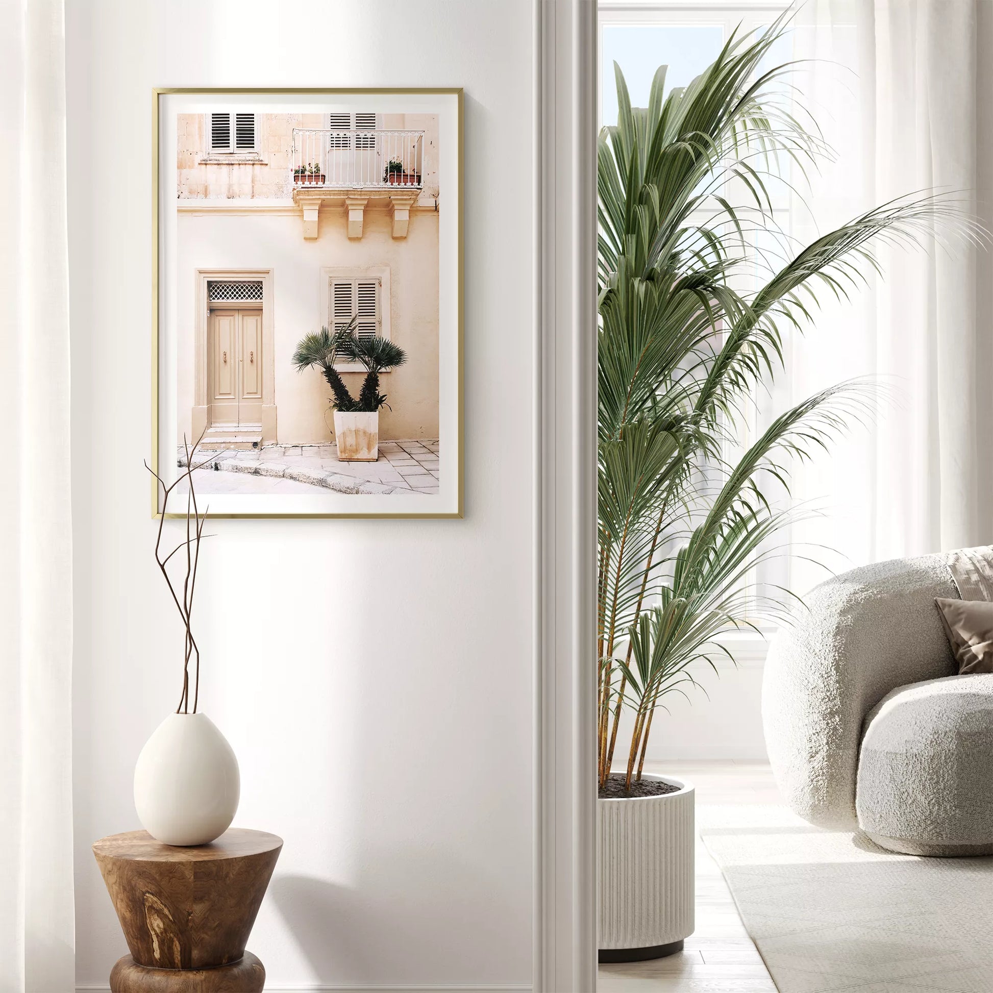 地中海風ベージュ建築とヤシの木のアートプリント