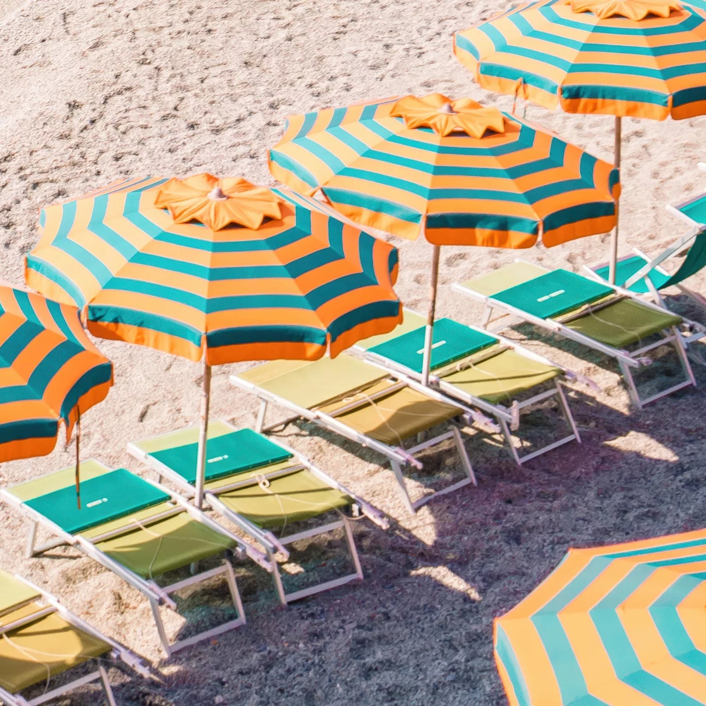 地中海ターコイズ海とカラフル傘のビーチ風景アートポスター 夏インテリア