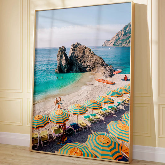 地中海ターコイズ海とカラフル傘のビーチ風景アートポスター 夏インテリア