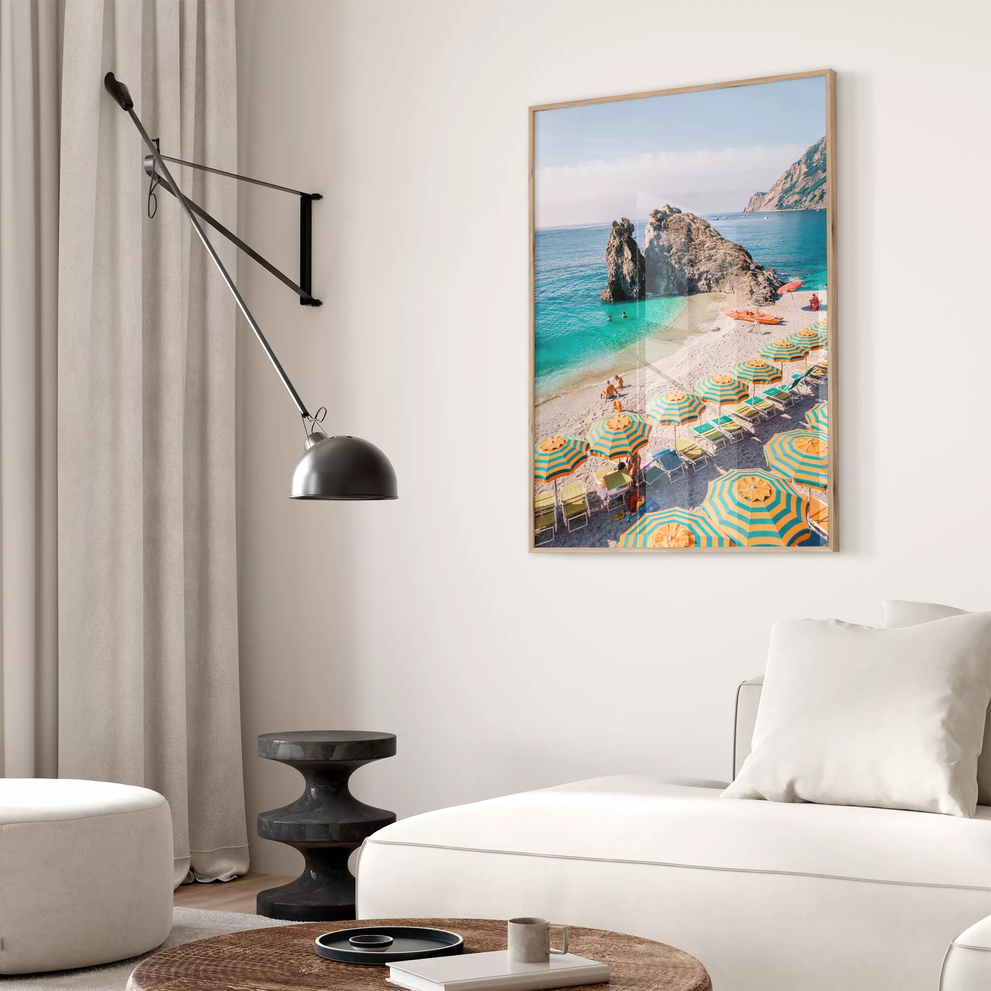 地中海ターコイズ海とカラフル傘のビーチ風景アートポスター 夏インテリア