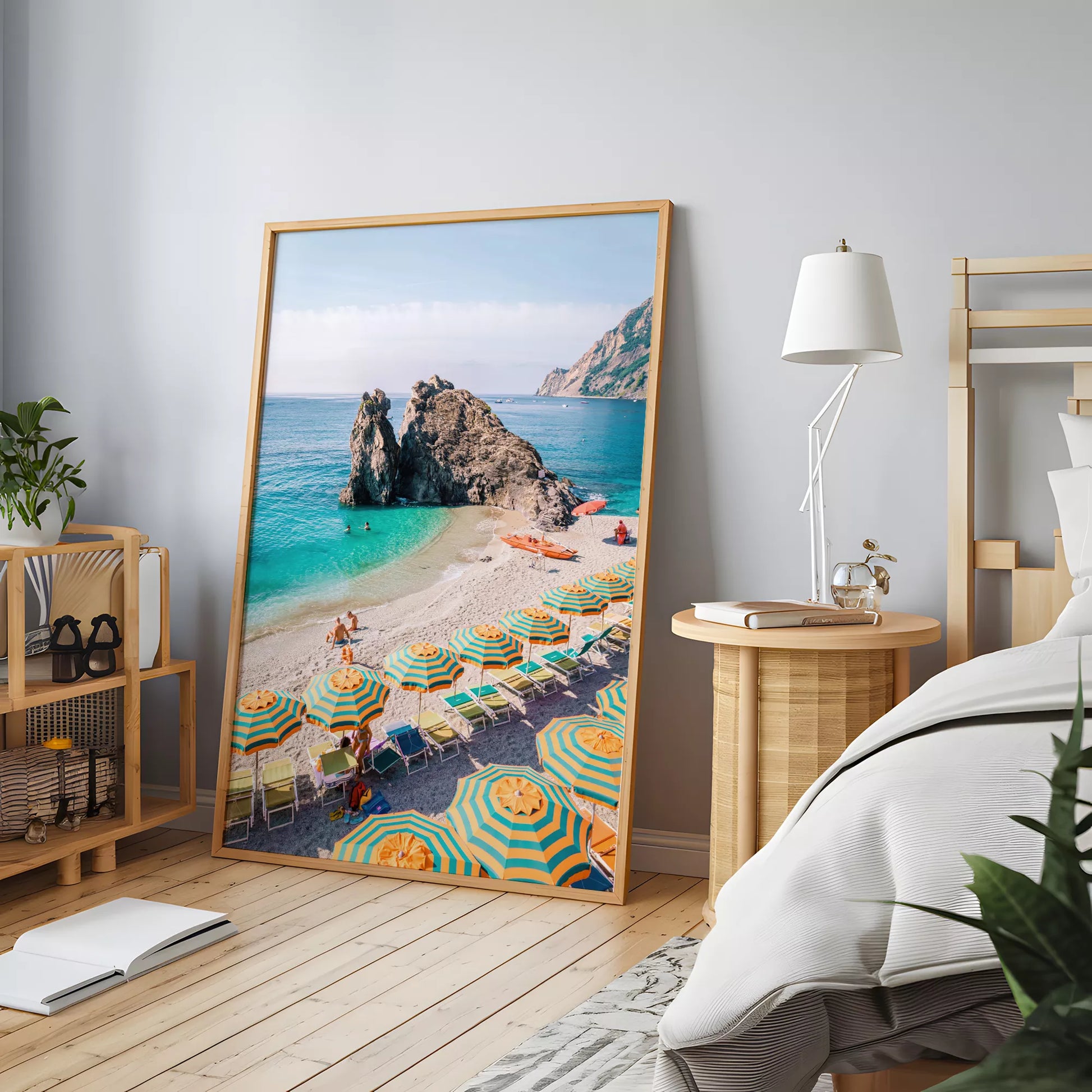 地中海ターコイズ海とカラフル傘のビーチ風景アートポスター 夏インテリア
