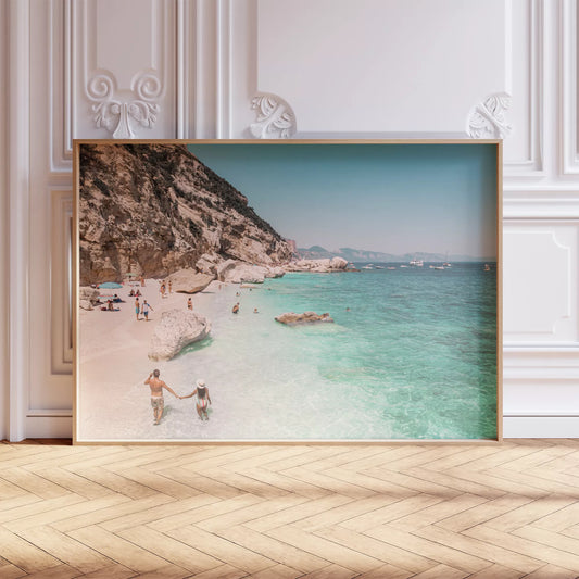 エメラルドグリーンの海と白い砂浜が広がる地中海リゾートビーチ