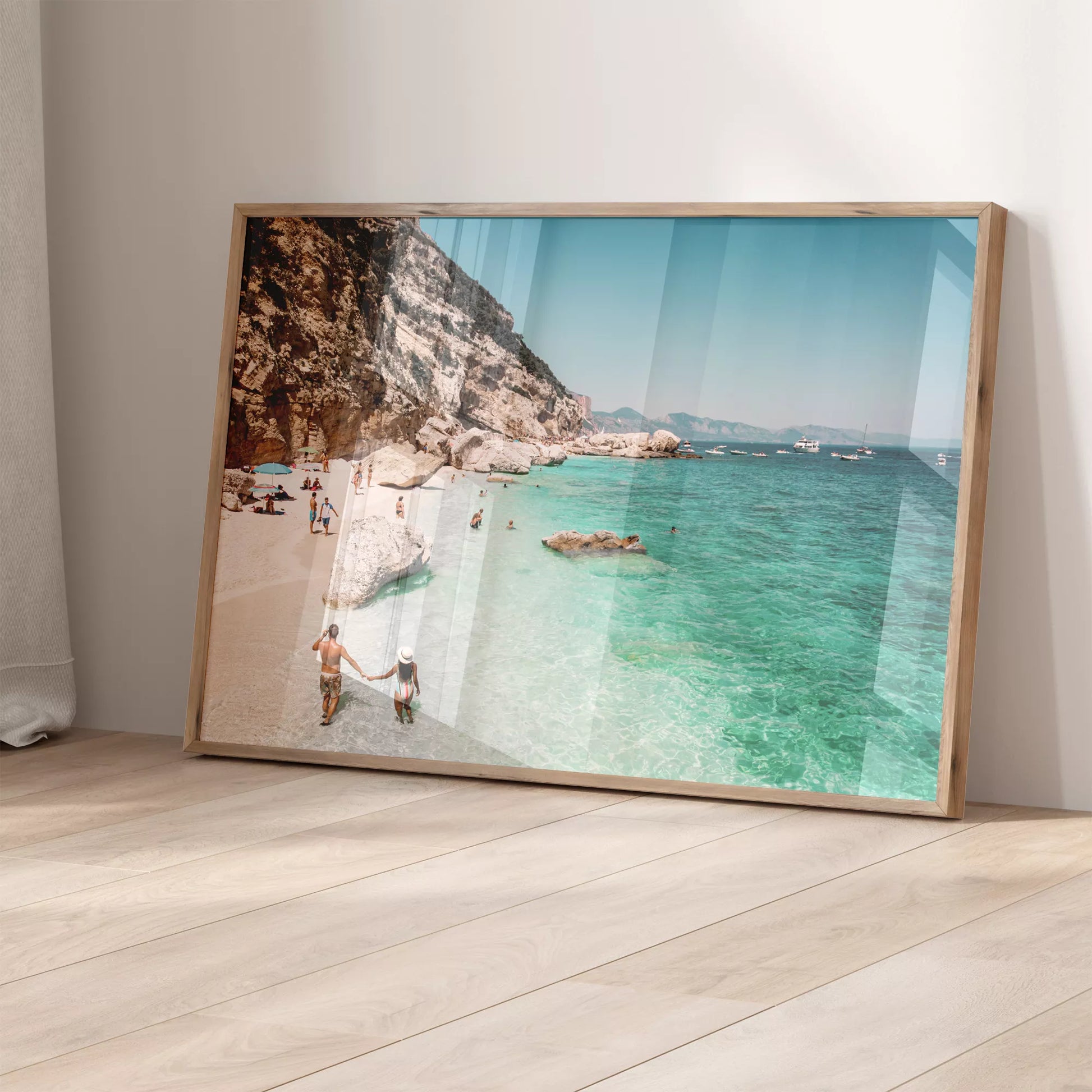 エメラルドグリーンの海と白い砂浜が広がる地中海リゾートビーチ