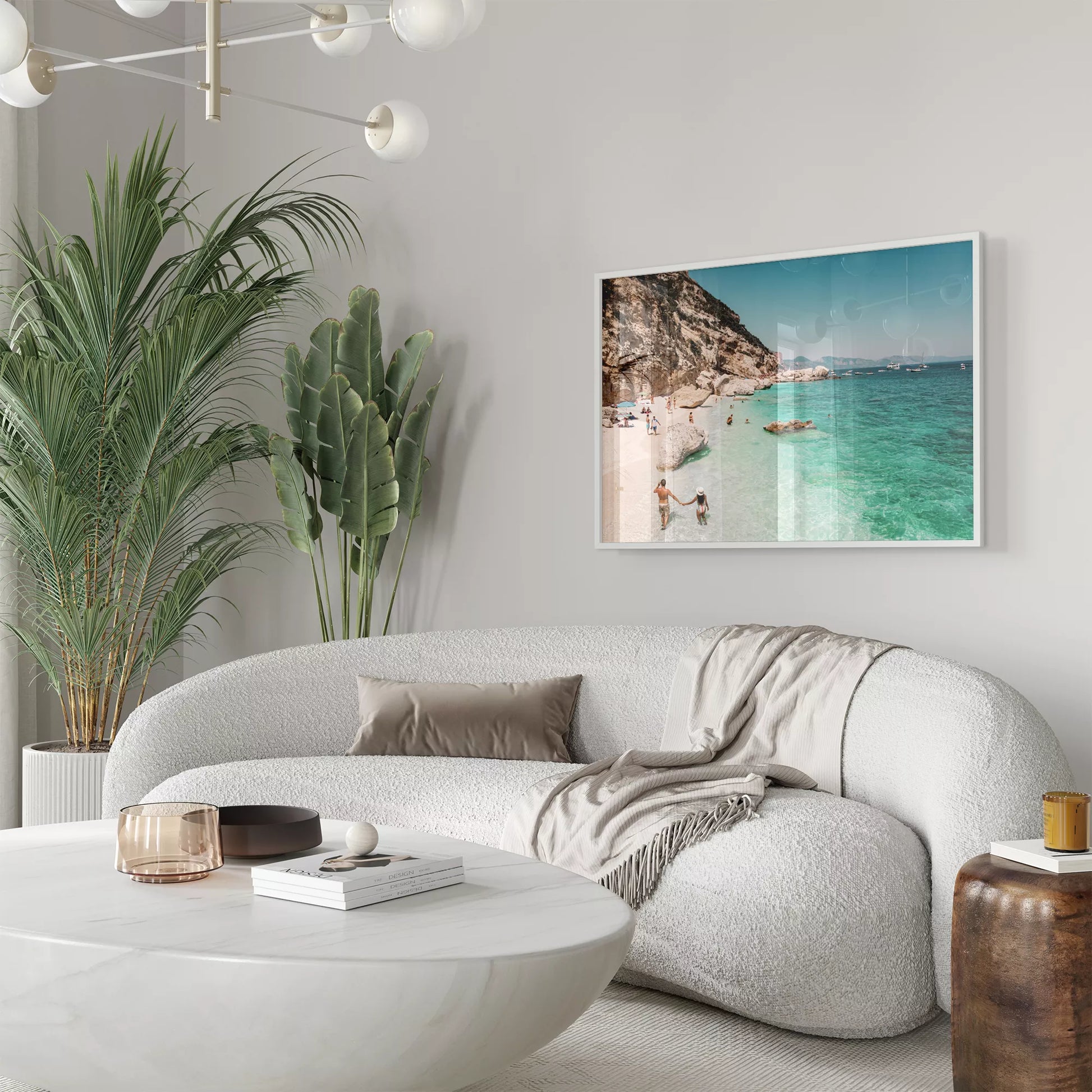 エメラルドグリーンの海と白い砂浜が広がる地中海リゾートビーチ