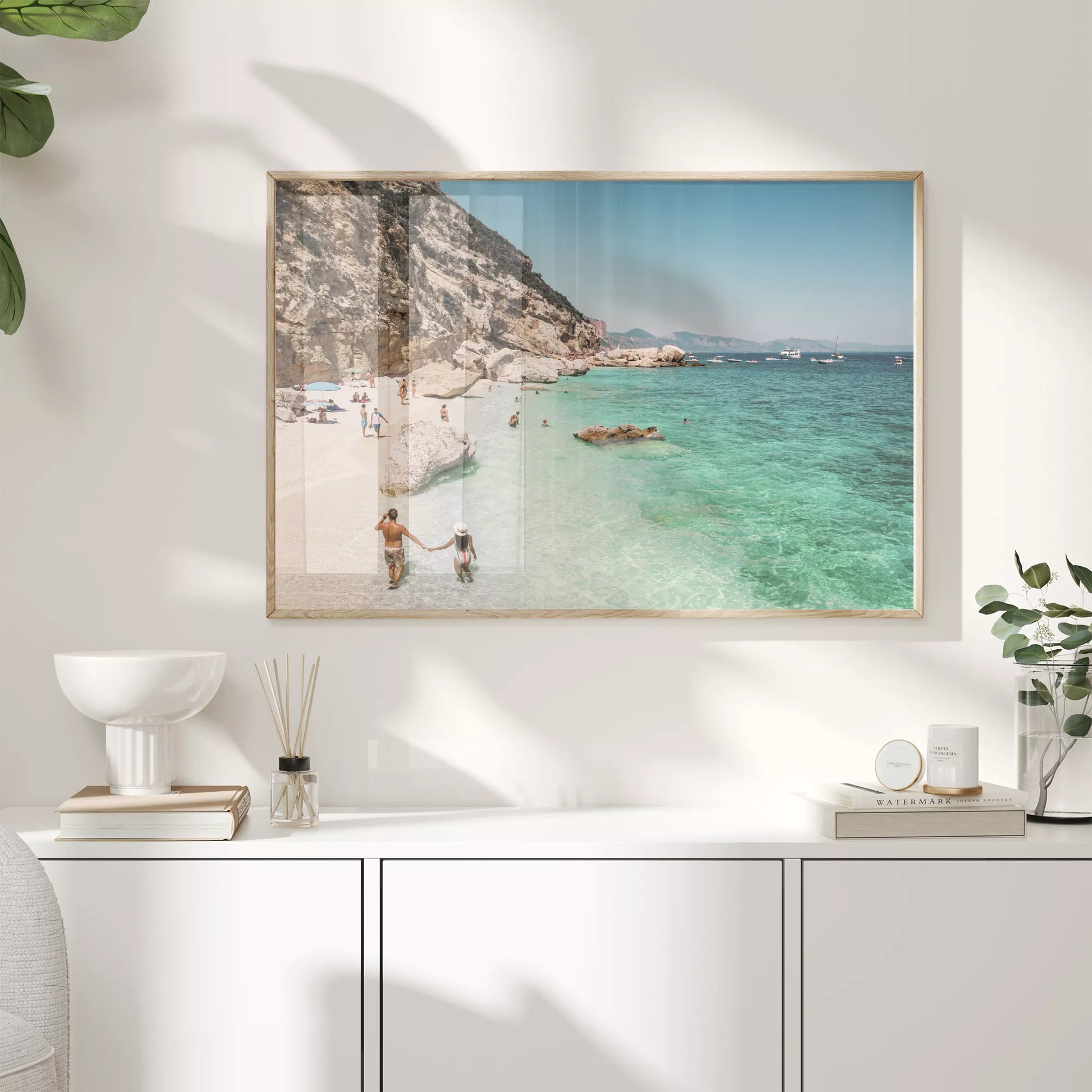 エメラルドグリーンの海と白い砂浜が広がる地中海リゾートビーチ