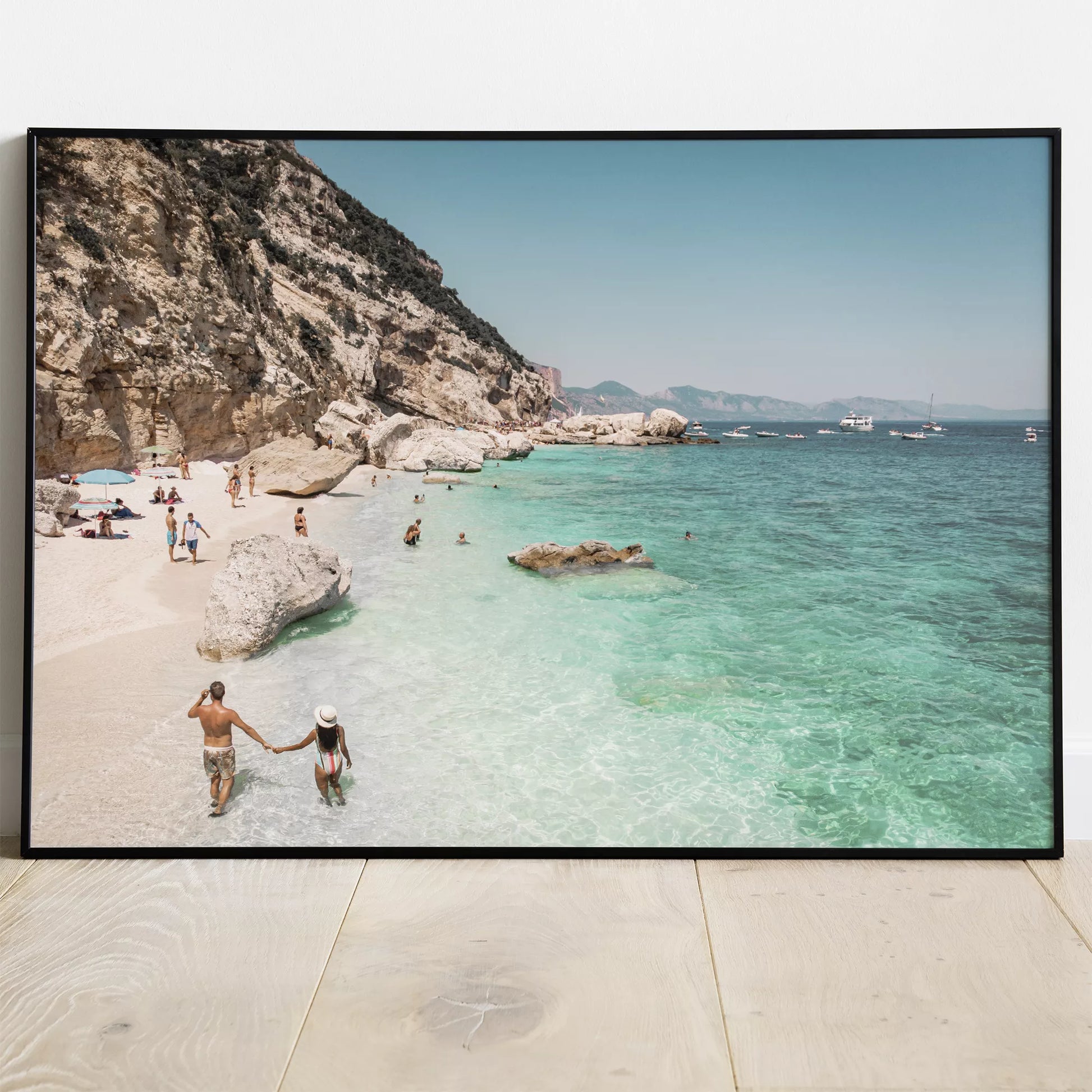 エメラルドグリーンの海と白い砂浜が広がる地中海リゾートビーチ