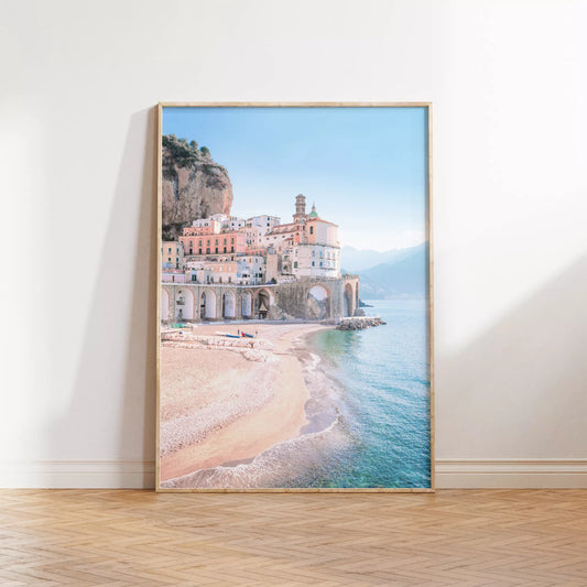 アマルフィ海岸のパステルカラーの建物と青い海の風景画