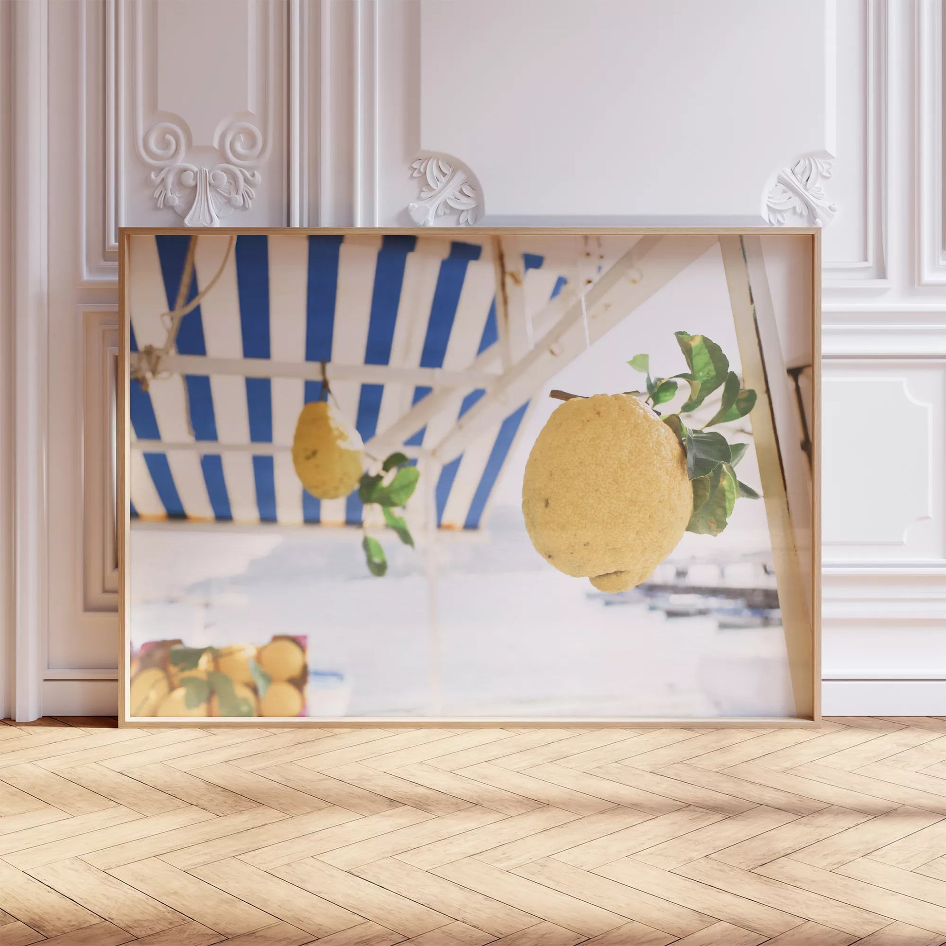 地中海カフェのブルーストライプの日除けとレモンの実の夏景色