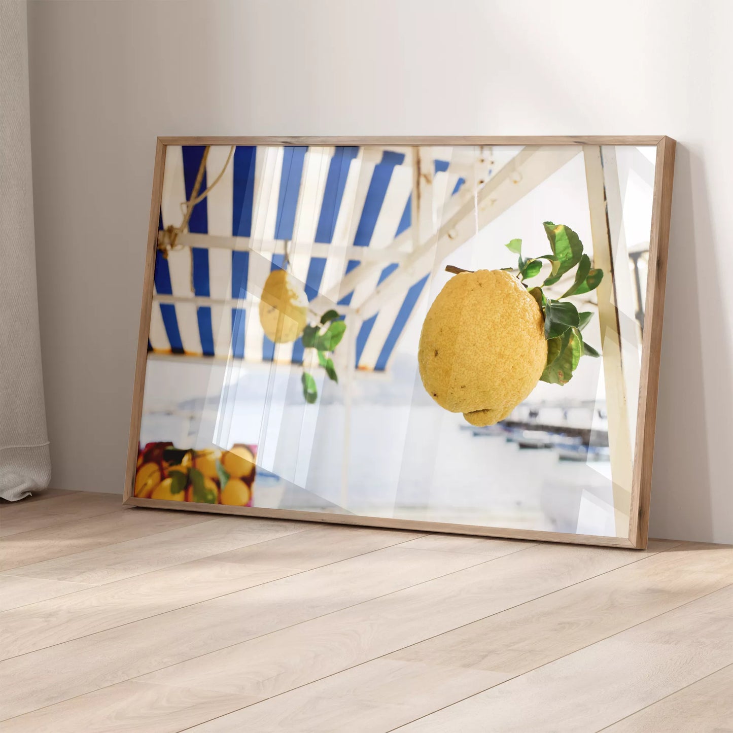 地中海カフェのブルーストライプの日除けとレモンの実の夏景色