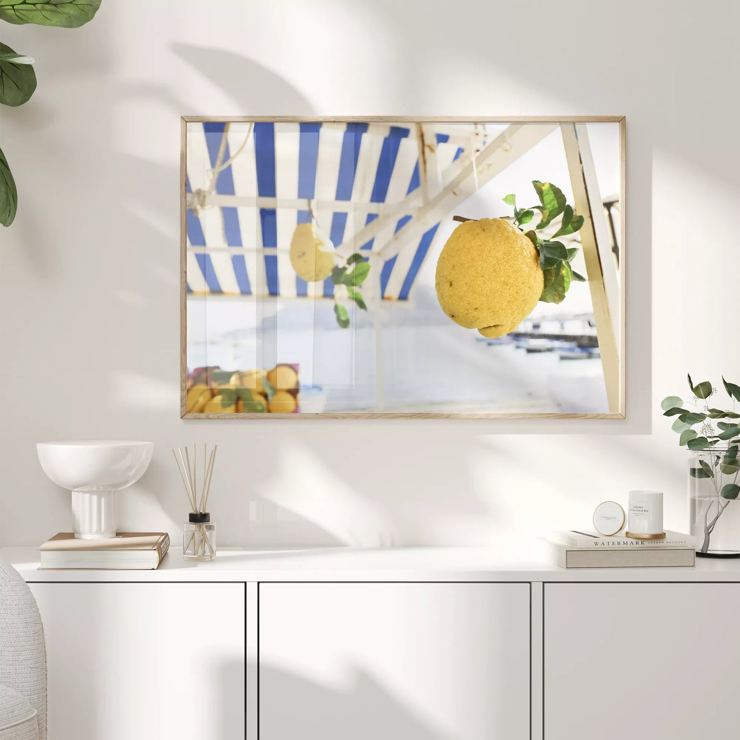 地中海カフェのブルーストライプの日除けとレモンの実の夏景色