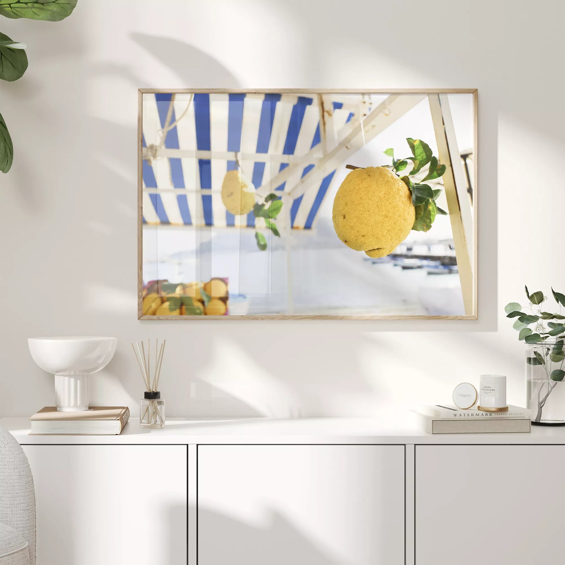 地中海カフェのブルーストライプの日除けとレモンの実の夏景色