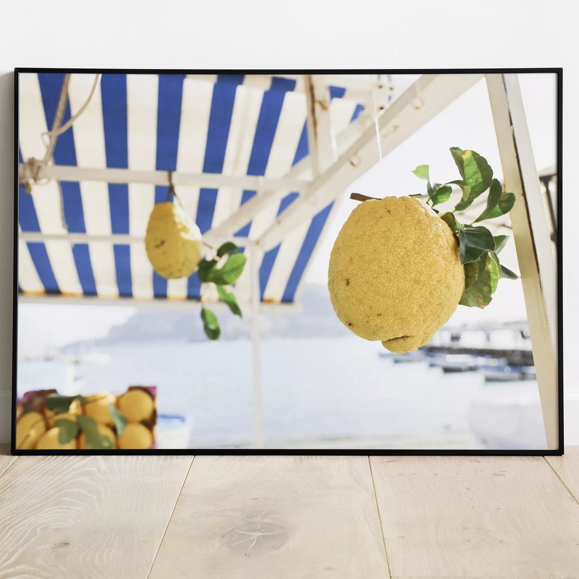 地中海カフェのブルーストライプの日除けとレモンの実の夏景色