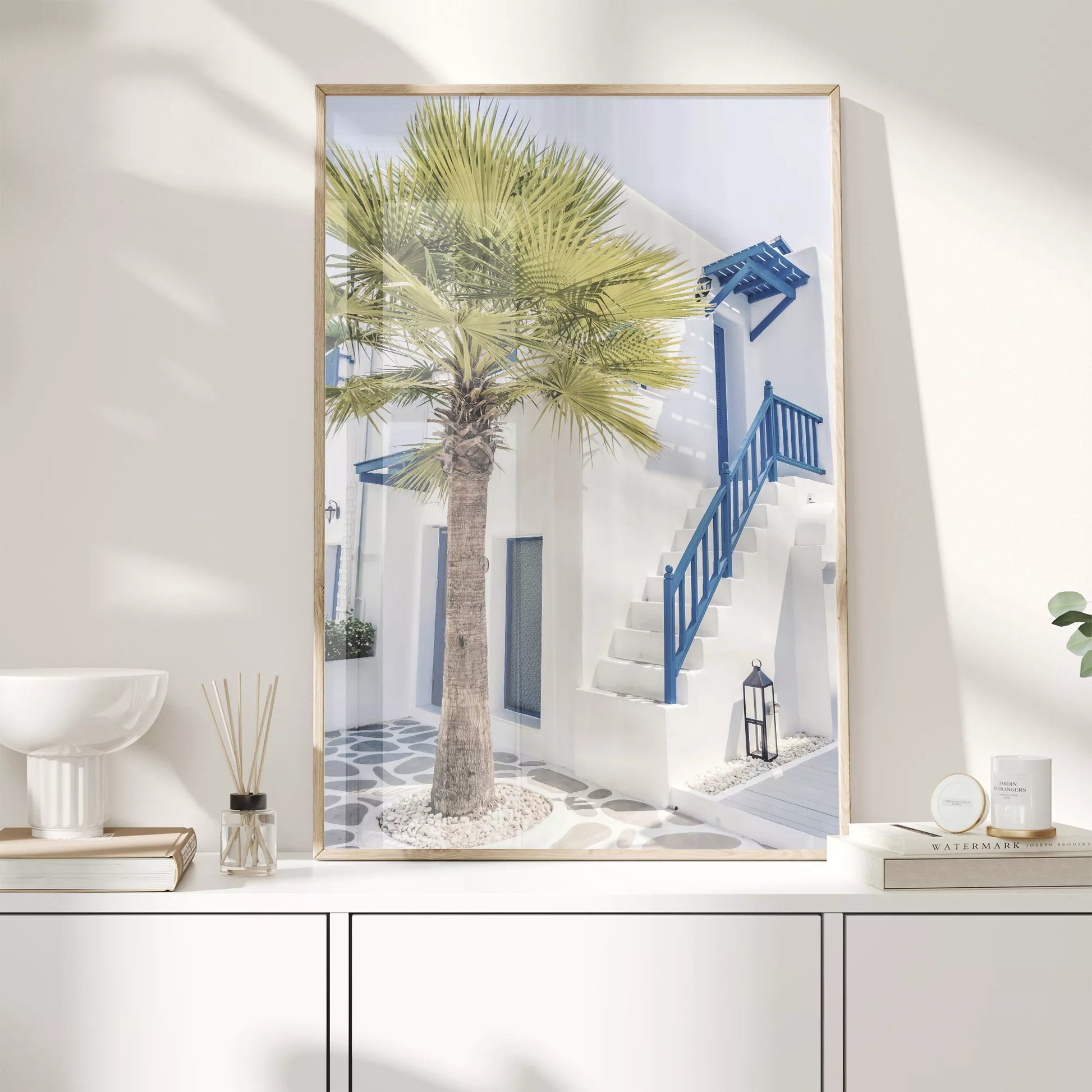 サントリーニ風の白壁と青い手すりのある階段、ヤシの木が印象的な地中海スタイルの建築