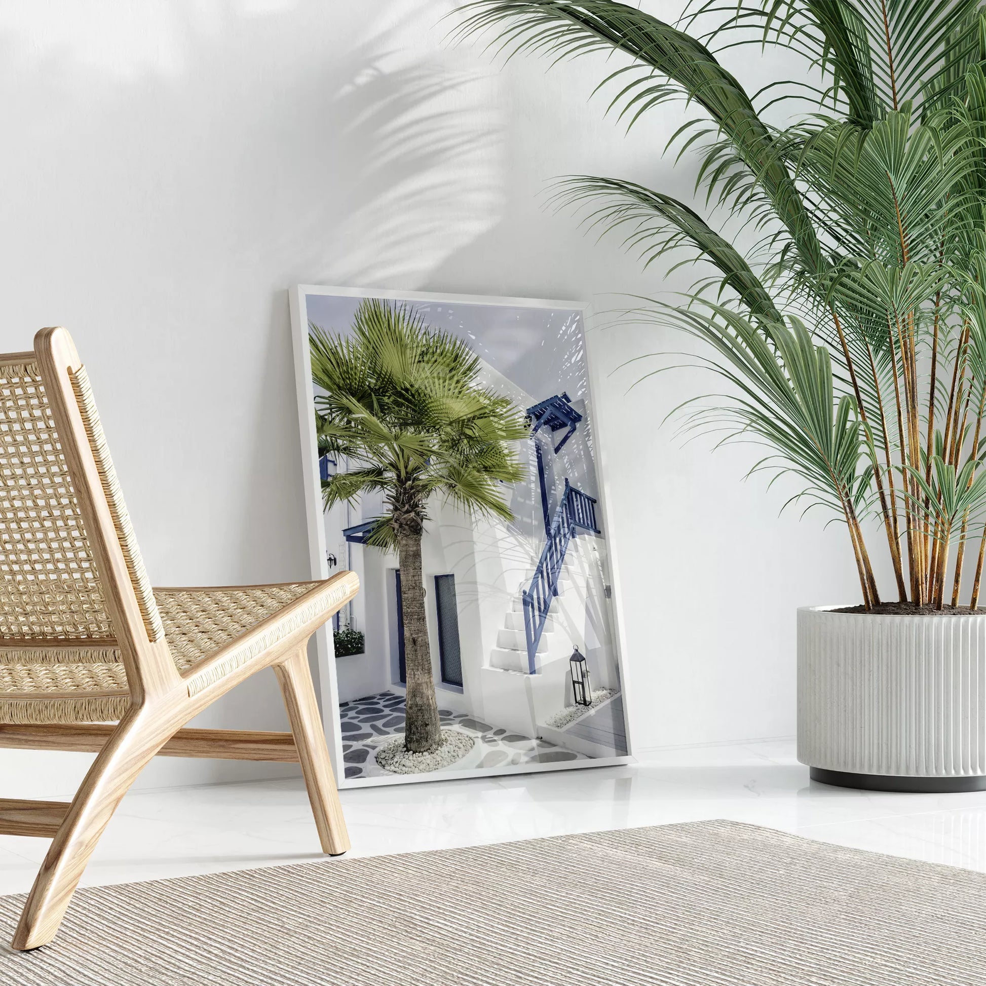 サントリーニ風の白壁と青い手すりのある階段、ヤシの木が印象的な地中海スタイルの建築