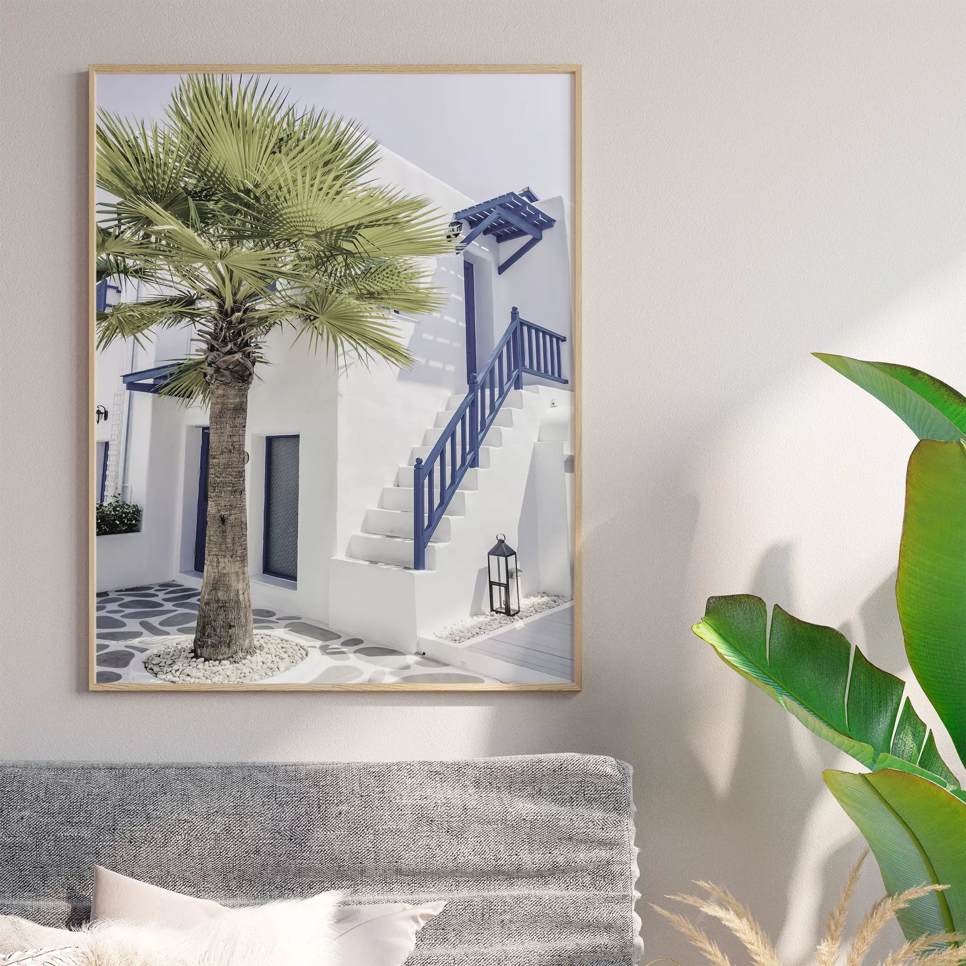 サントリーニ風の白壁と青い手すりのある階段、ヤシの木が印象的な地中海スタイルの建築