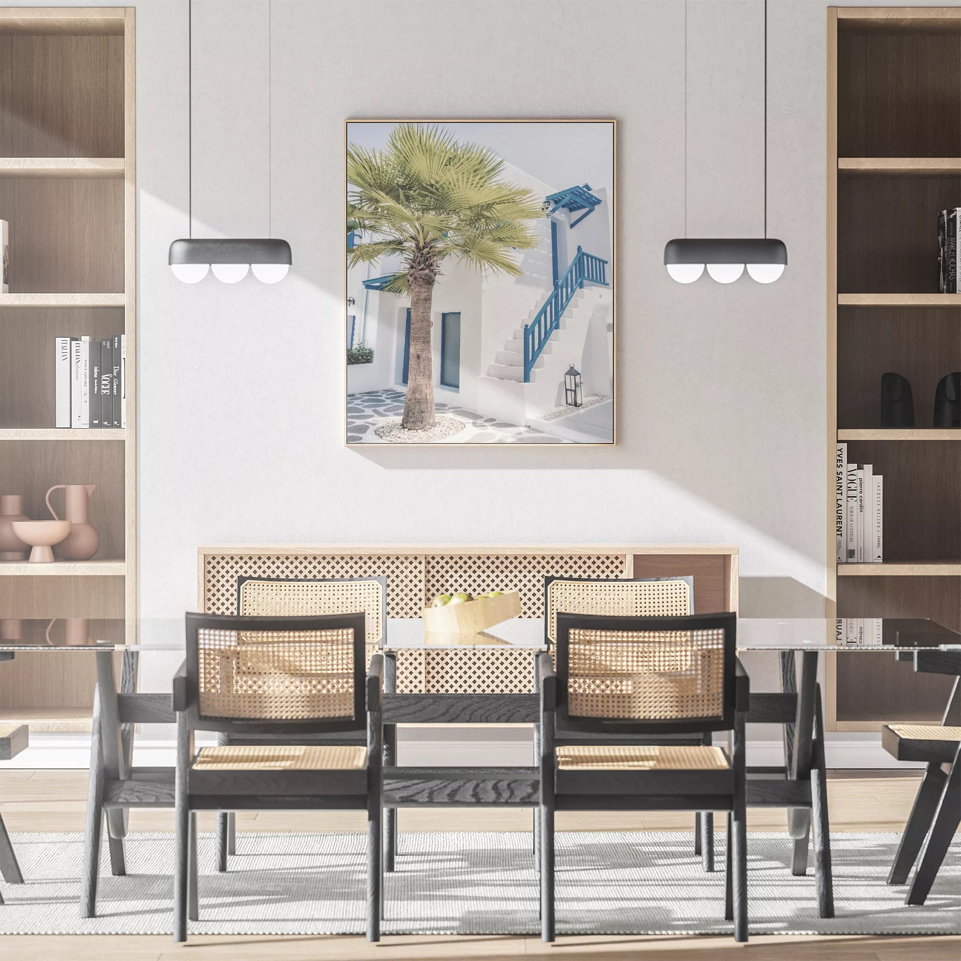 サントリーニ風の白壁と青い手すりのある階段、ヤシの木が印象的な地中海スタイルの建築