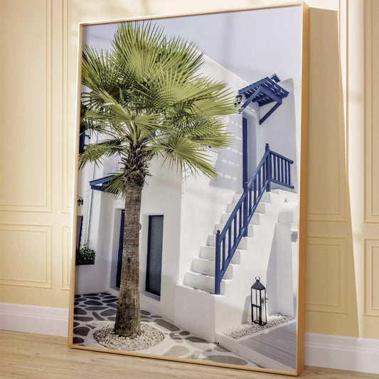 サントリーニ風の白壁と青い手すりのある階段、ヤシの木が印象的な地中海スタイルの建築