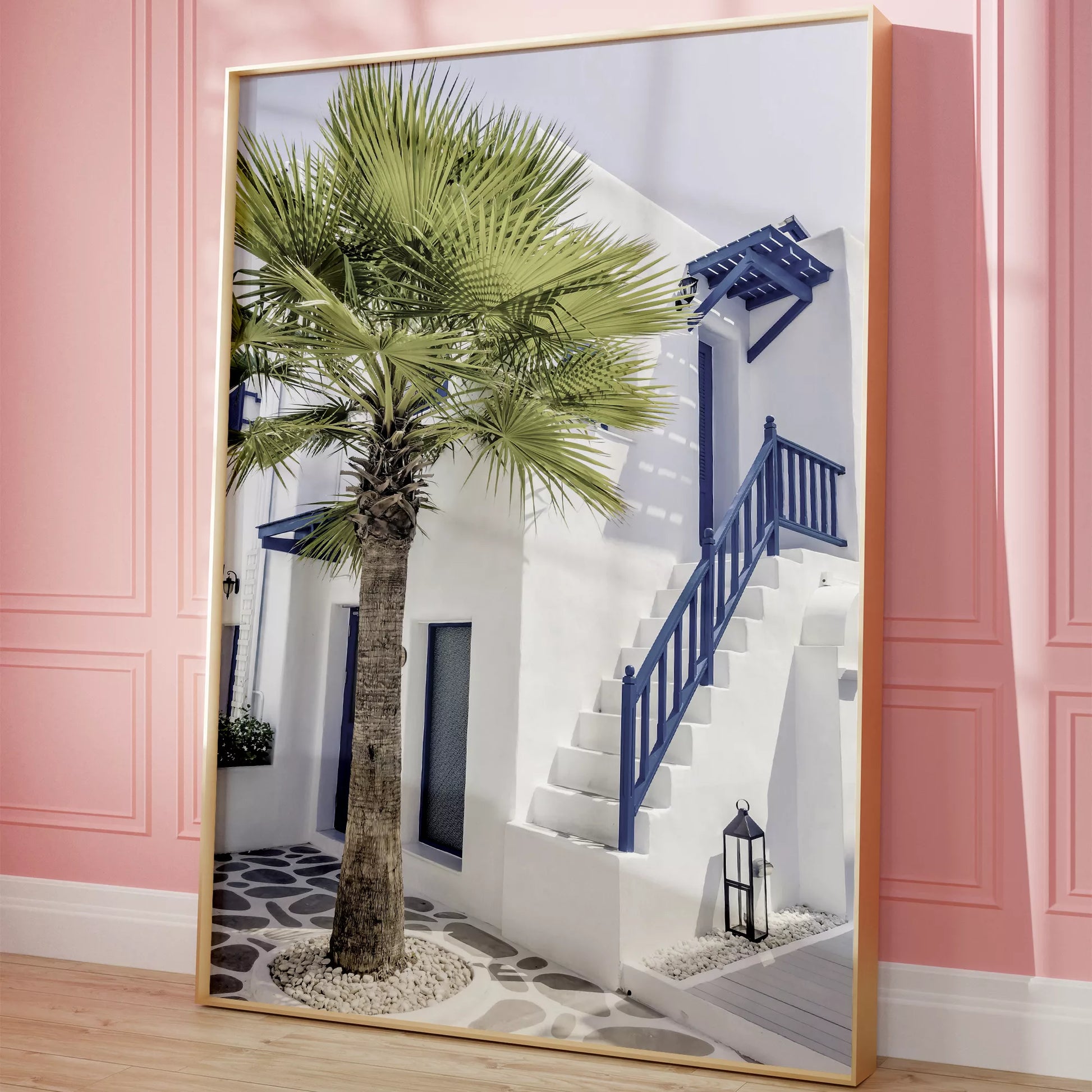 サントリーニ風の白壁と青い手すりのある階段、ヤシの木が印象的な地中海スタイルの建築