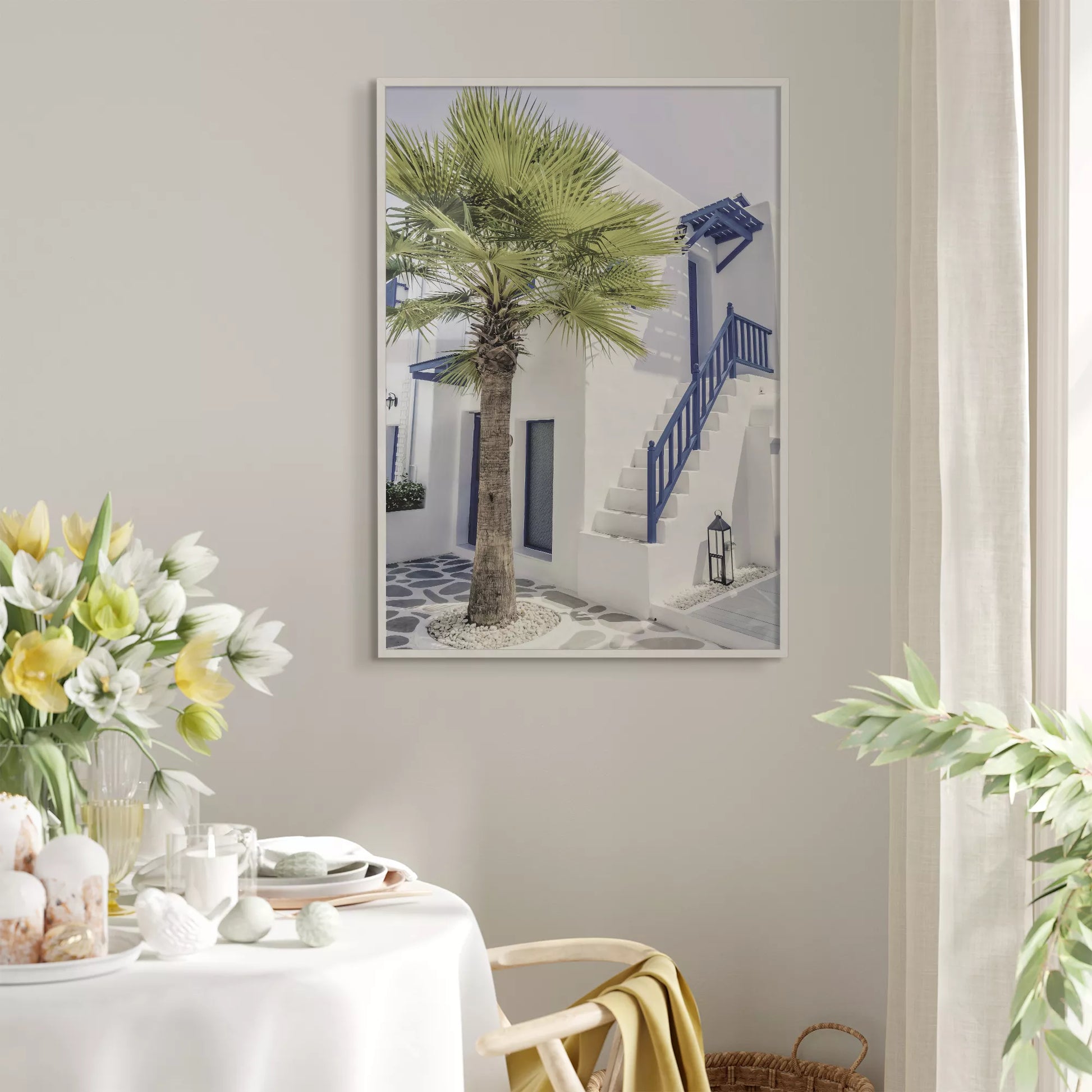 サントリーニ風の白壁と青い手すりのある階段、ヤシの木が印象的な地中海スタイルの建築