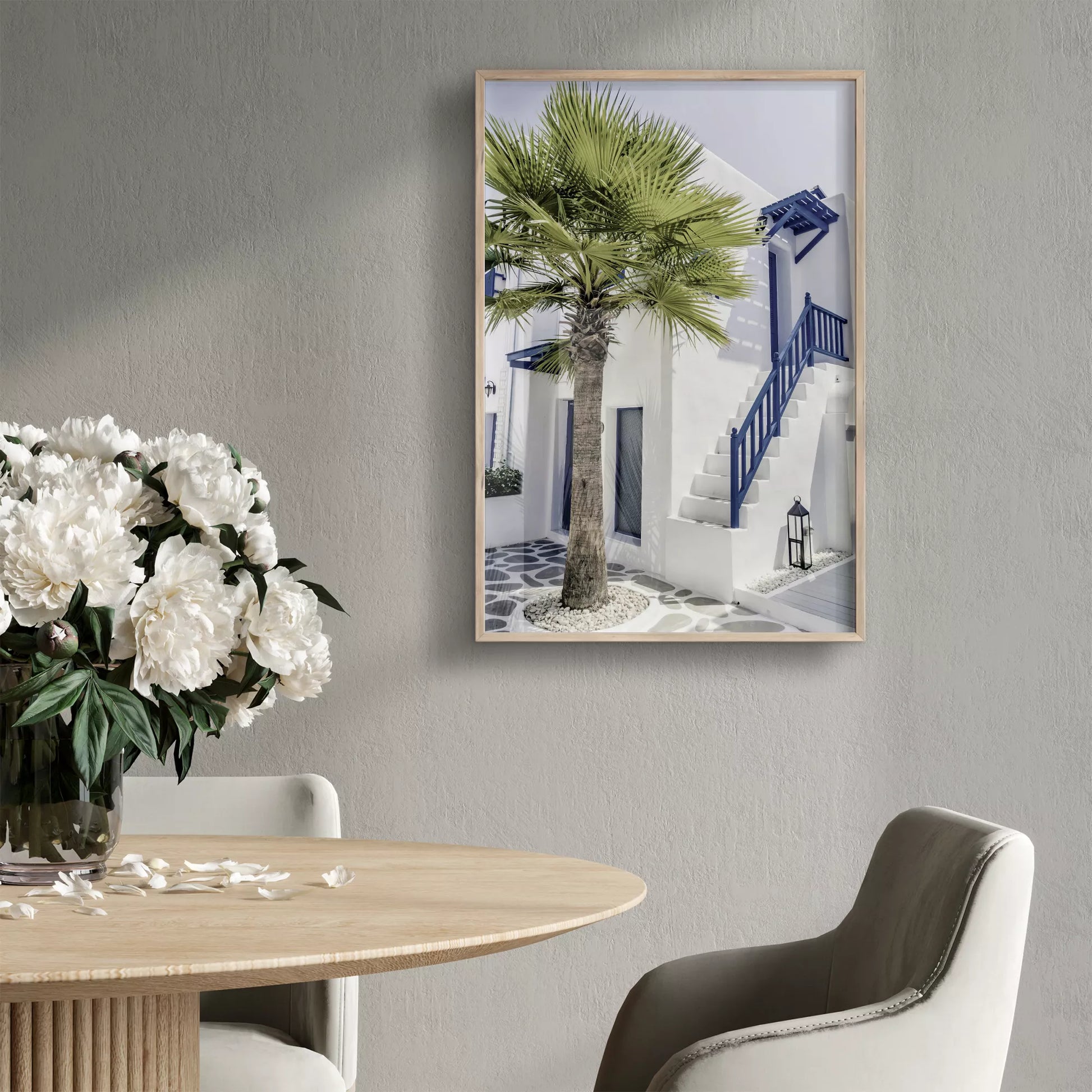 サントリーニ風の白壁と青い手すりのある階段、ヤシの木が印象的な地中海スタイルの建築