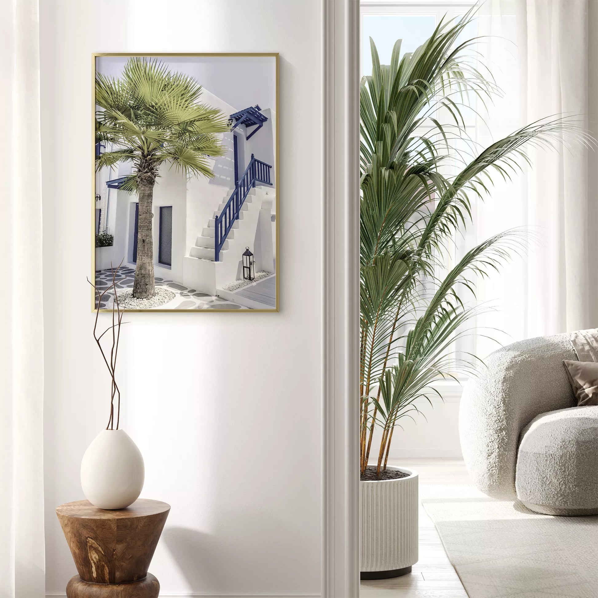 サントリーニ風の白壁と青い手すりのある階段、ヤシの木が印象的な地中海スタイルの建築