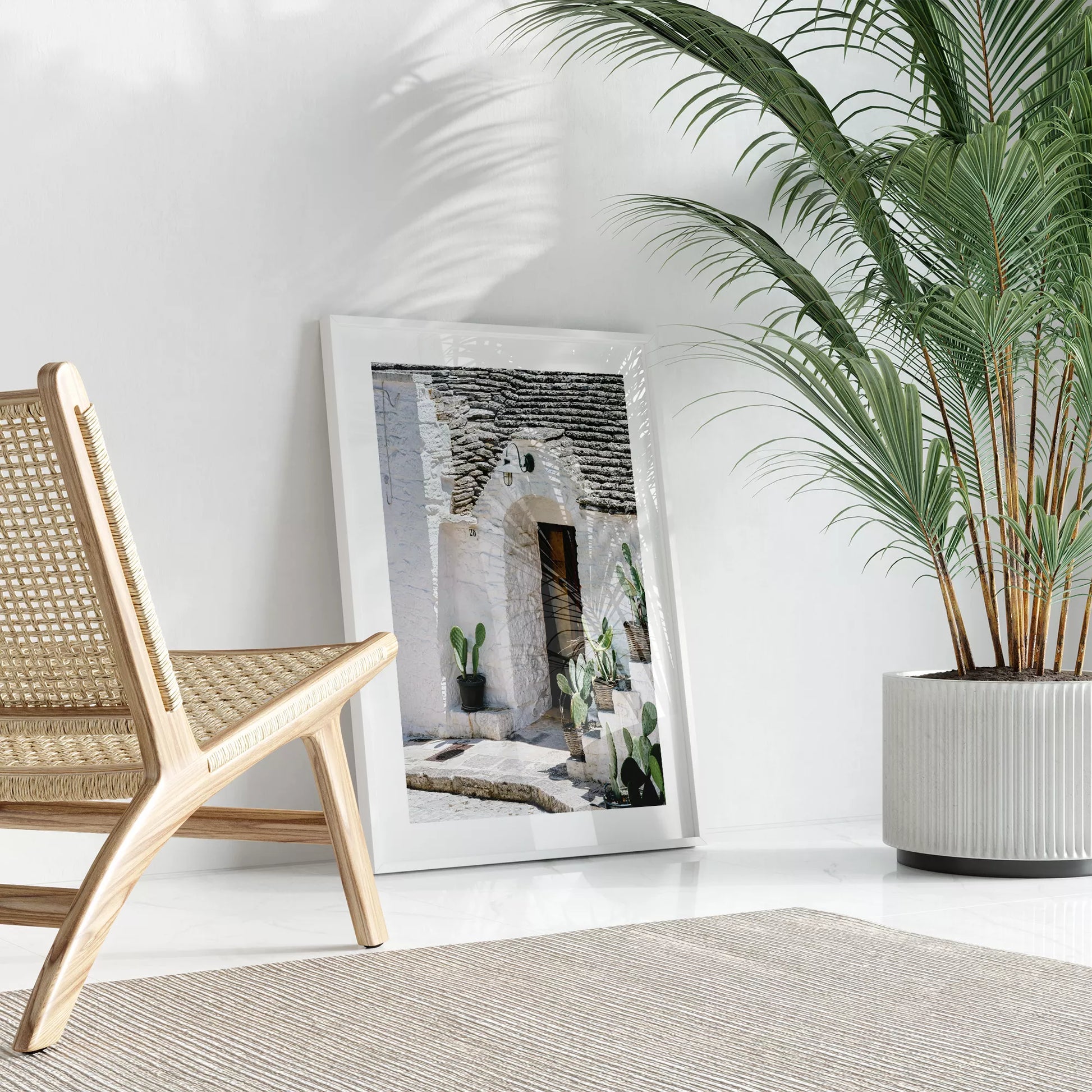 白壁の家の木製ドアとサボテンが飾られた地中海風の玄関口