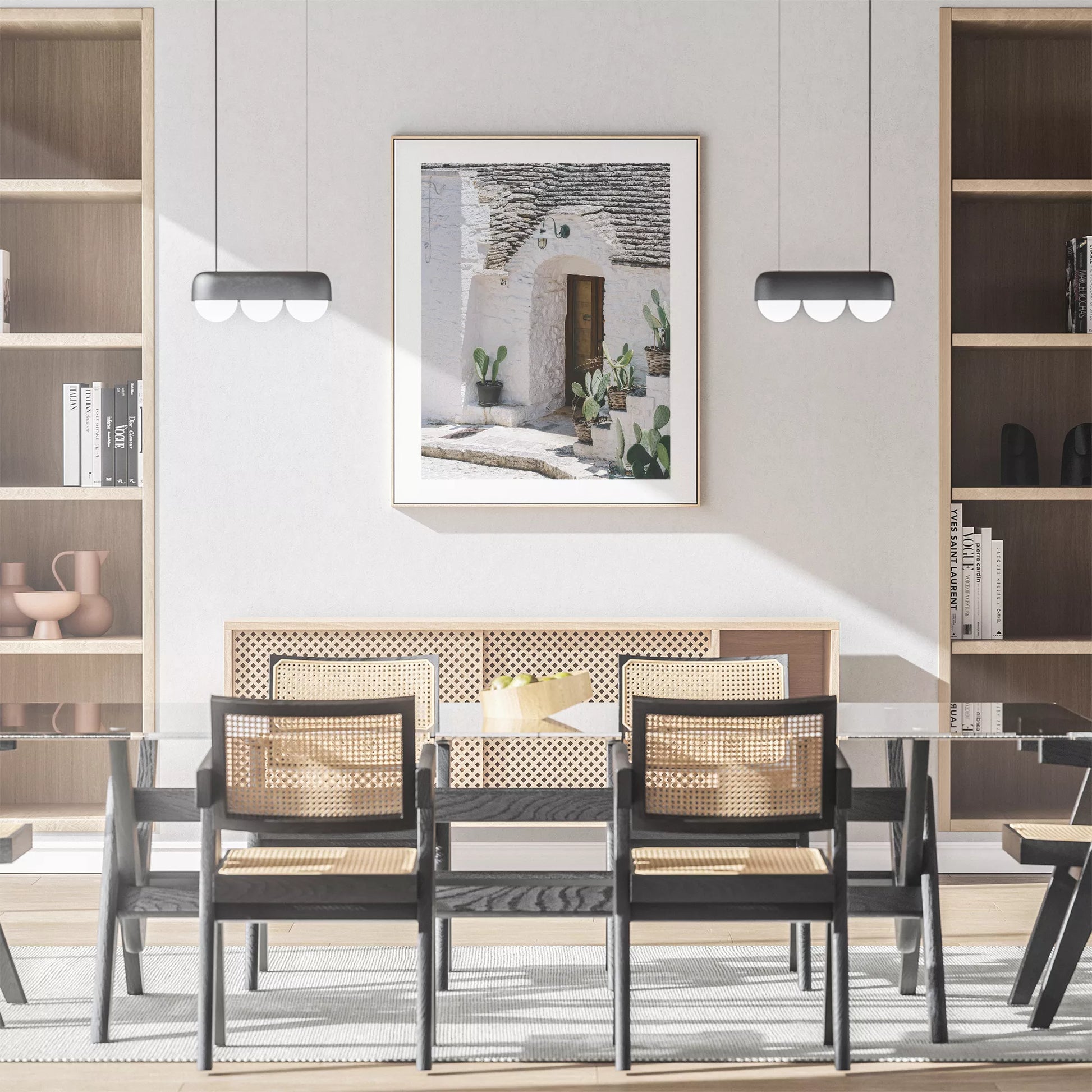 白壁の家の木製ドアとサボテンが飾られた地中海風の玄関口